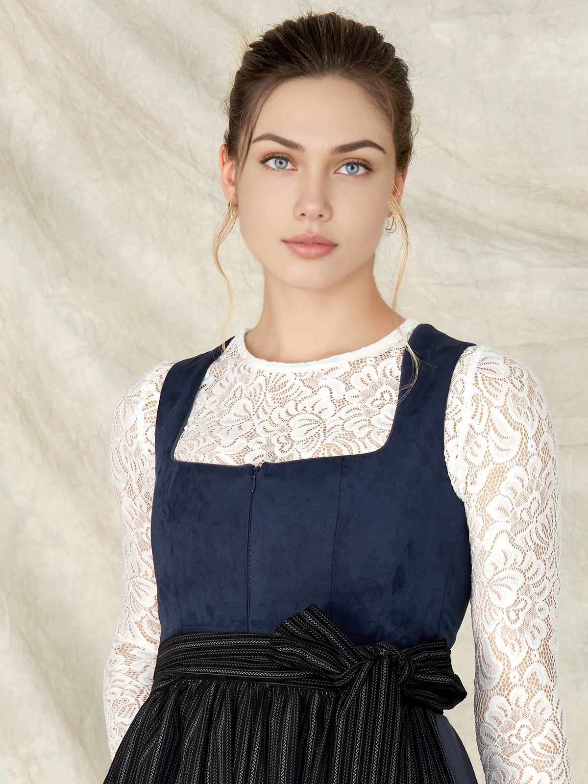 Gelbes Dirndl mit blauer Schürze