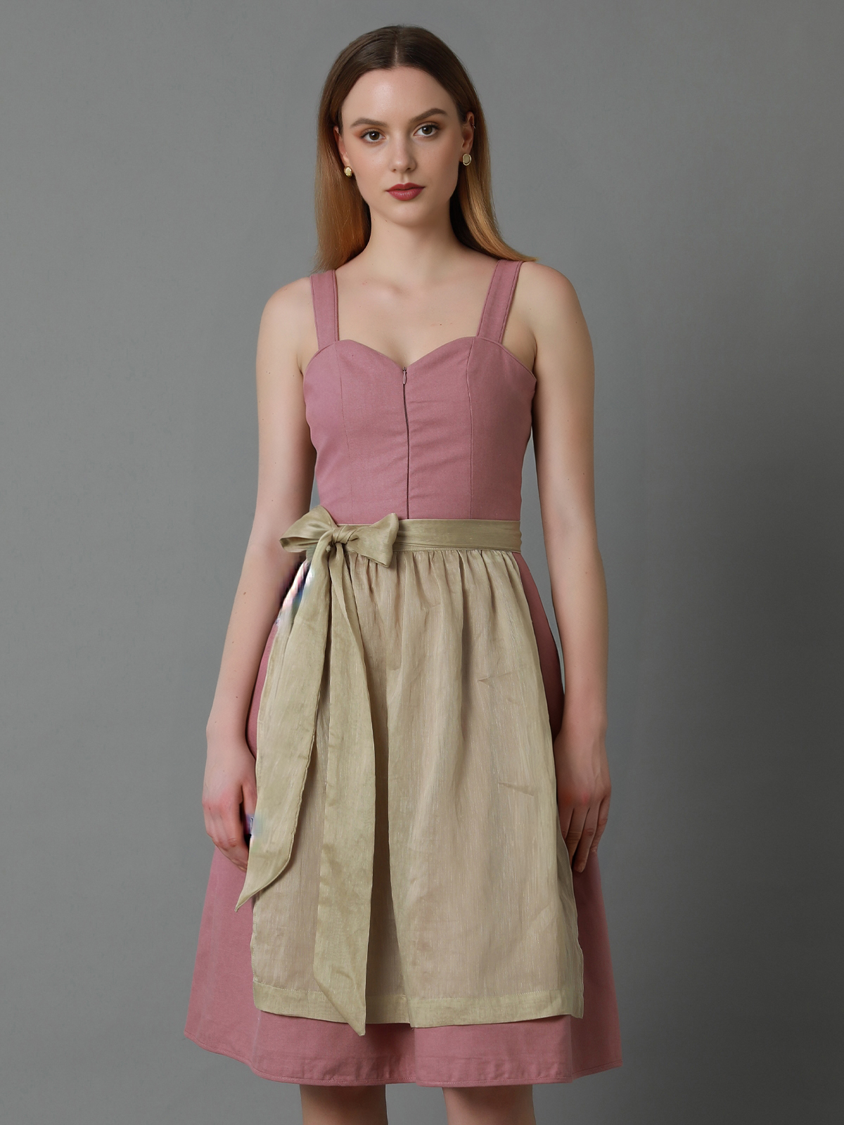Gelbes Dirndl mit floralen Details