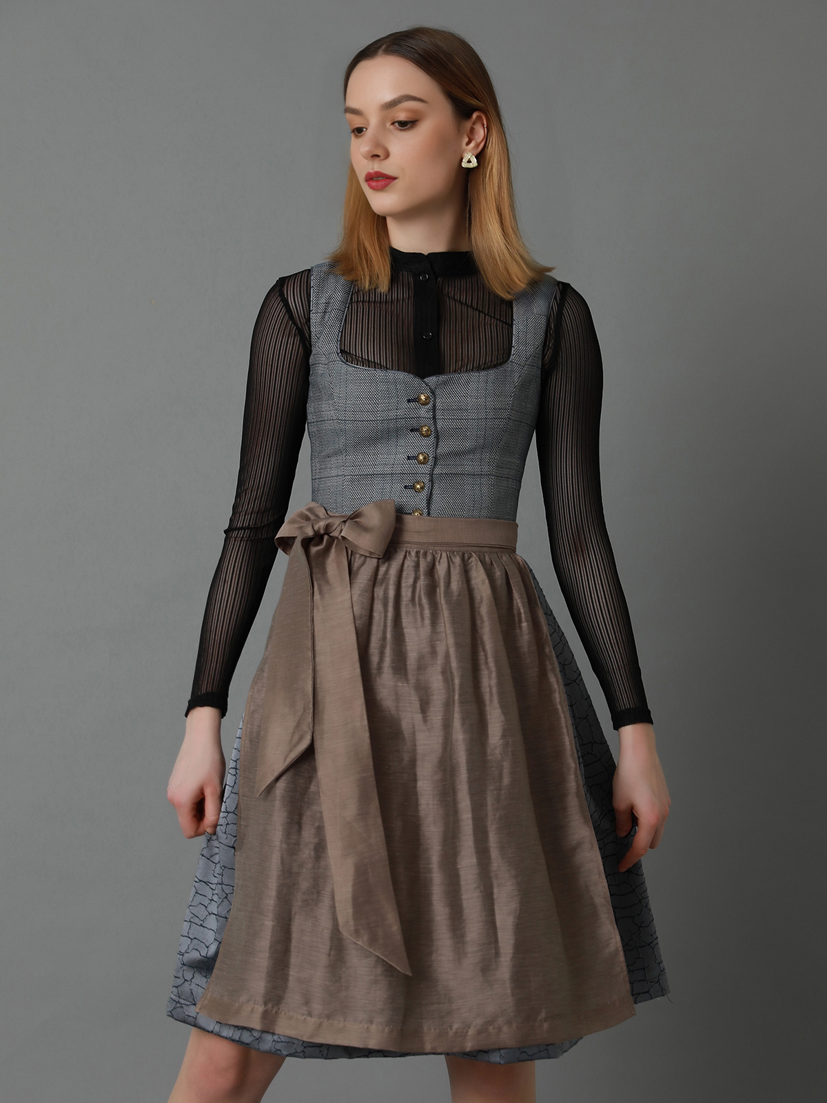 Hellblaues Dirndl mit Spitzenbesatz