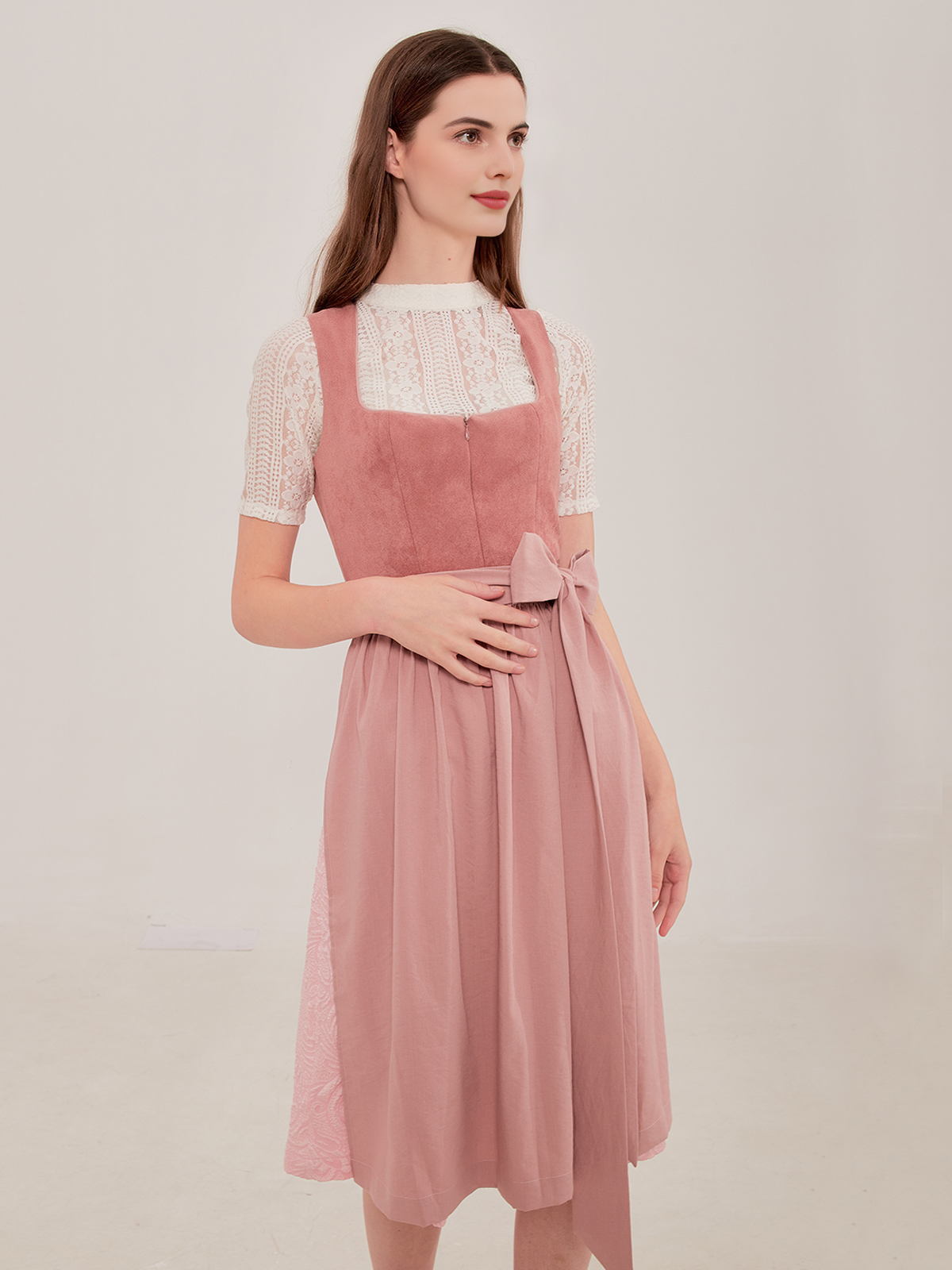 Modernes Dirndl in Rosa mit raffinierten Details
