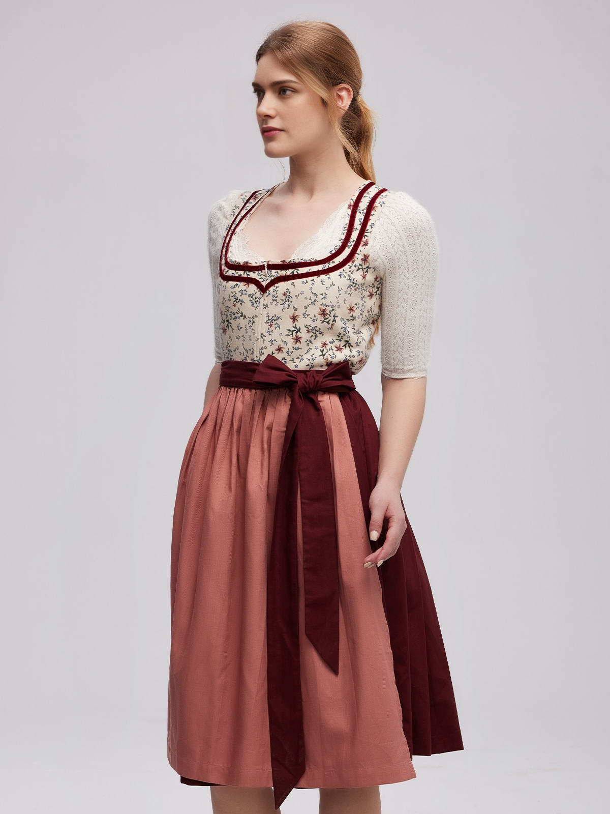 Modernes schwarzes Dirndl mit schlankem Schnitt und raffinierten Details