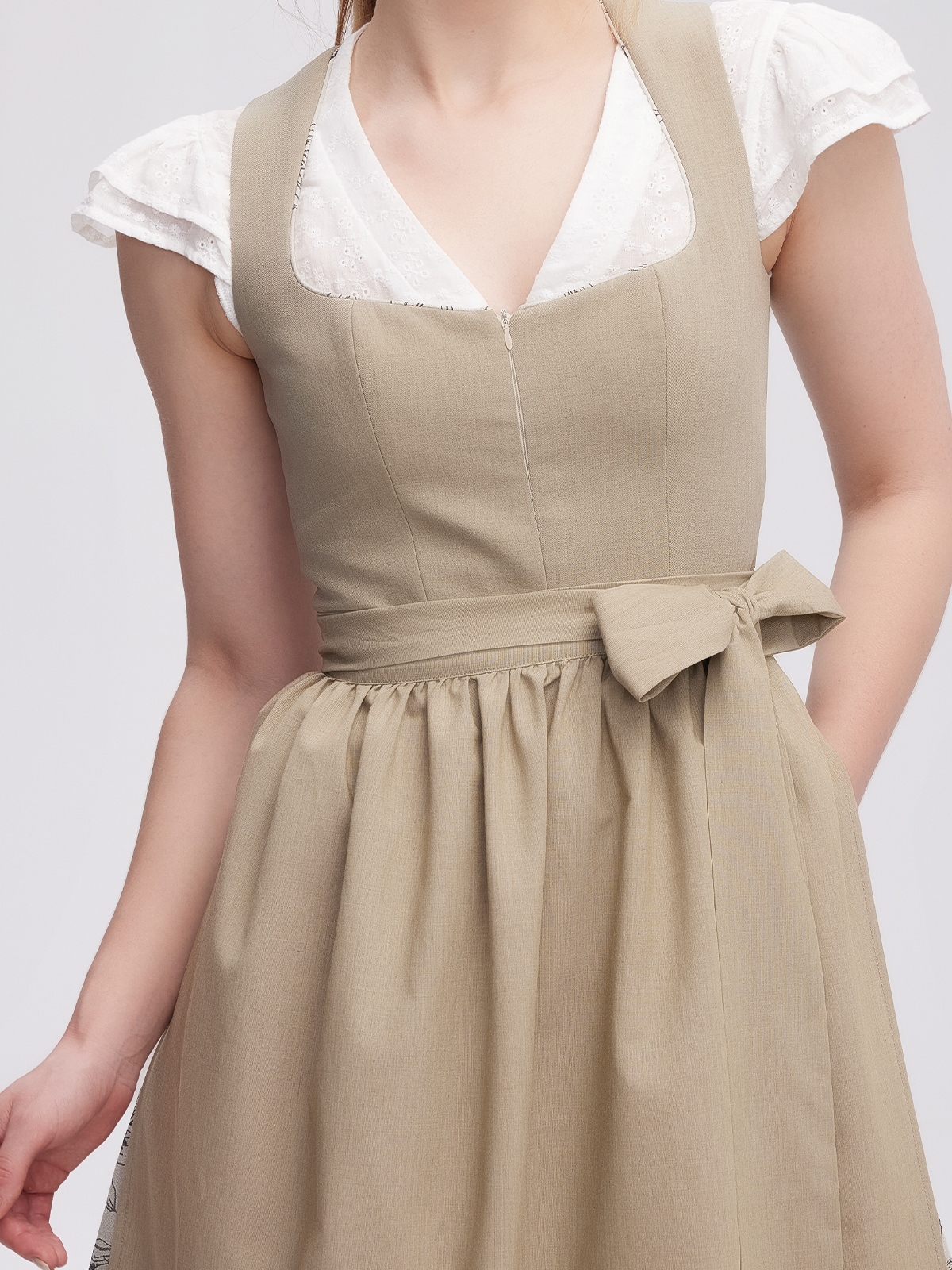 Dirndl mit elegantem Ausschnitt