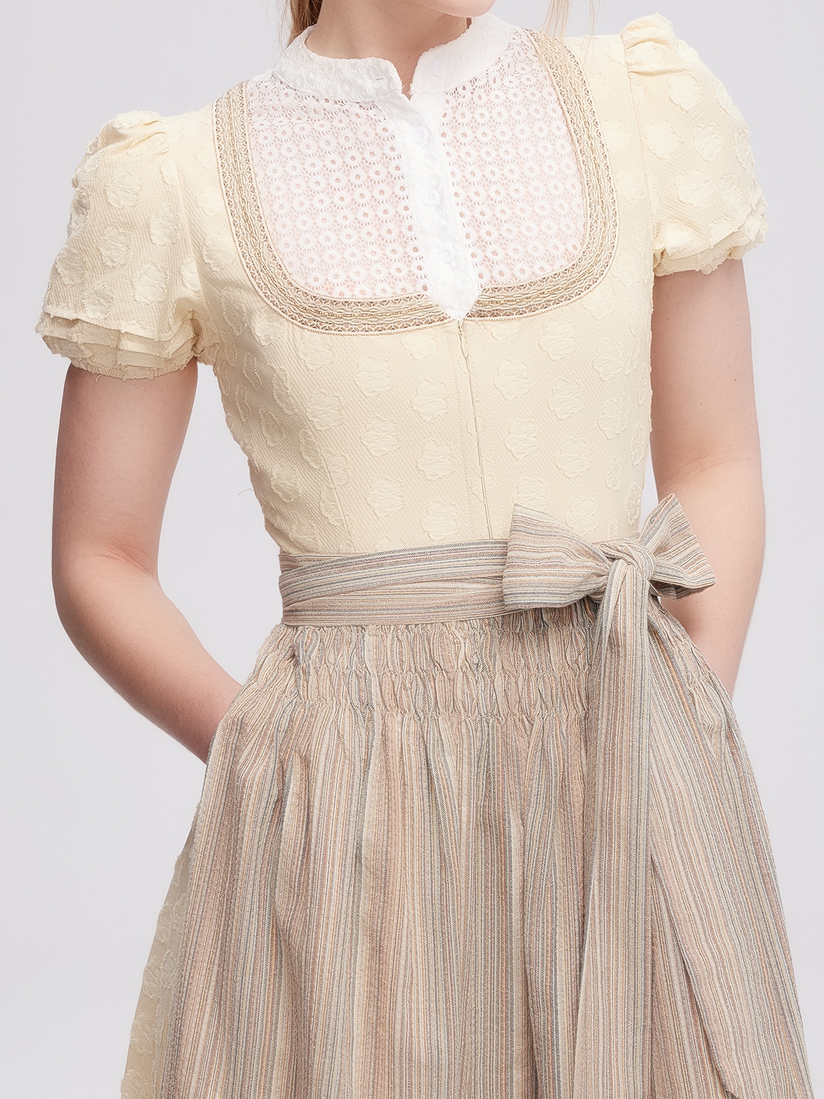 Dirndl mit Samt Oberteil in Gelb
