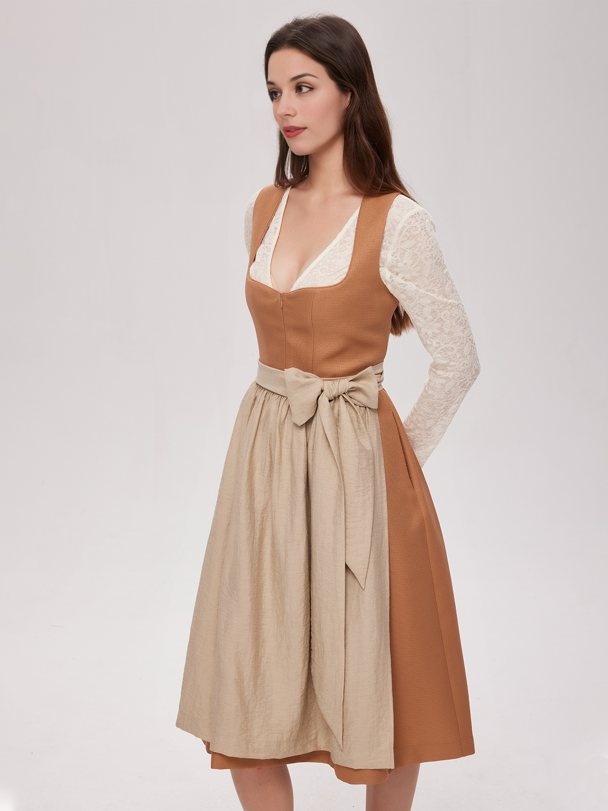 Spitze Dirndl Bluse in Orange – stilvoll und feminin