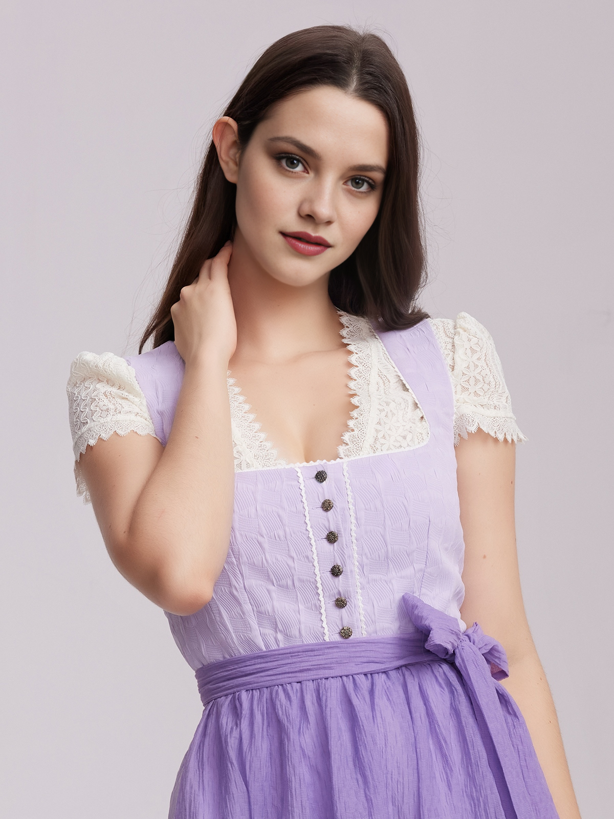 Ein elegantes grünes Dirndl mit floralen Details