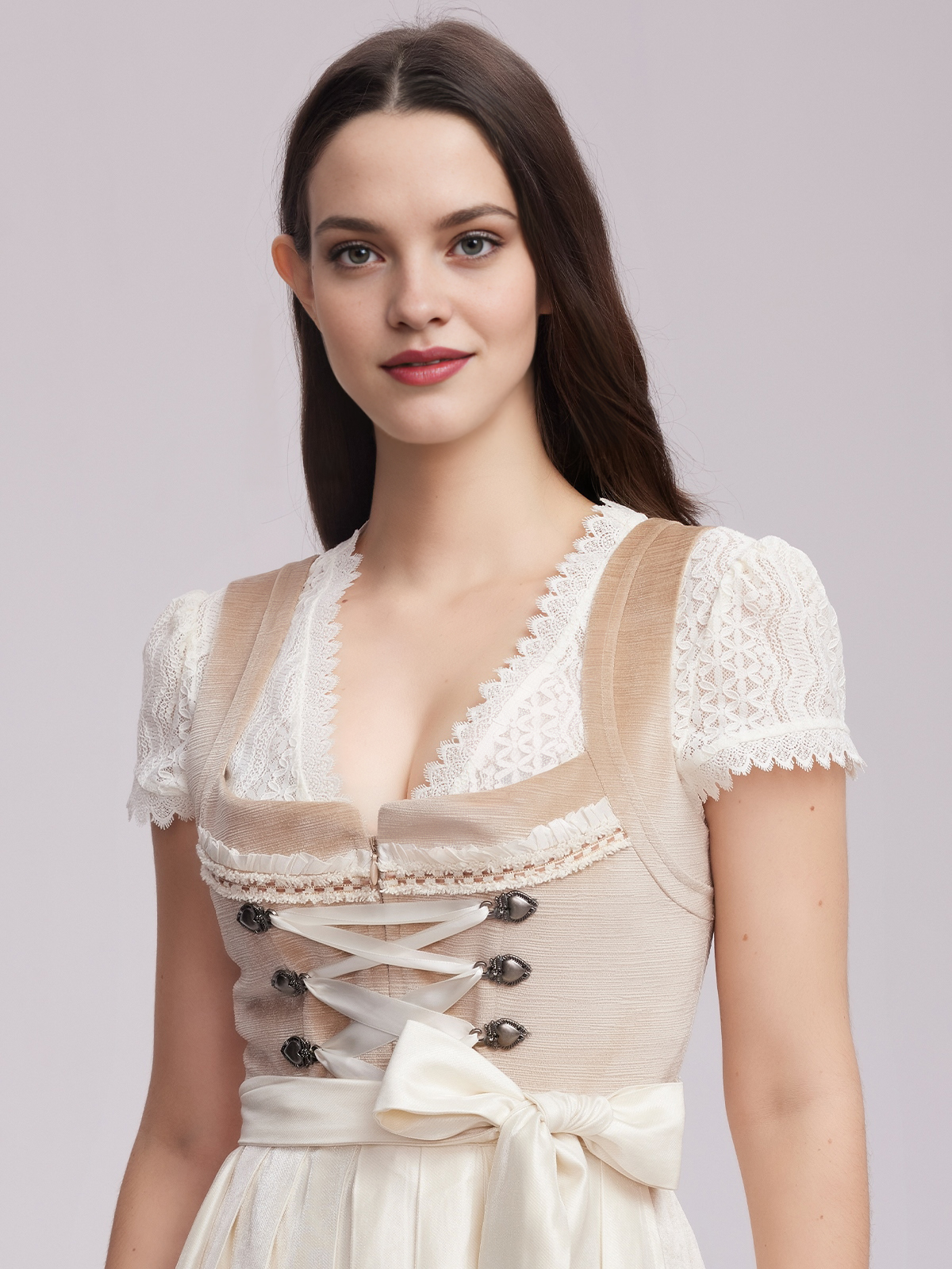 Dirndlbluse mit Lochausschnitt in Braun
