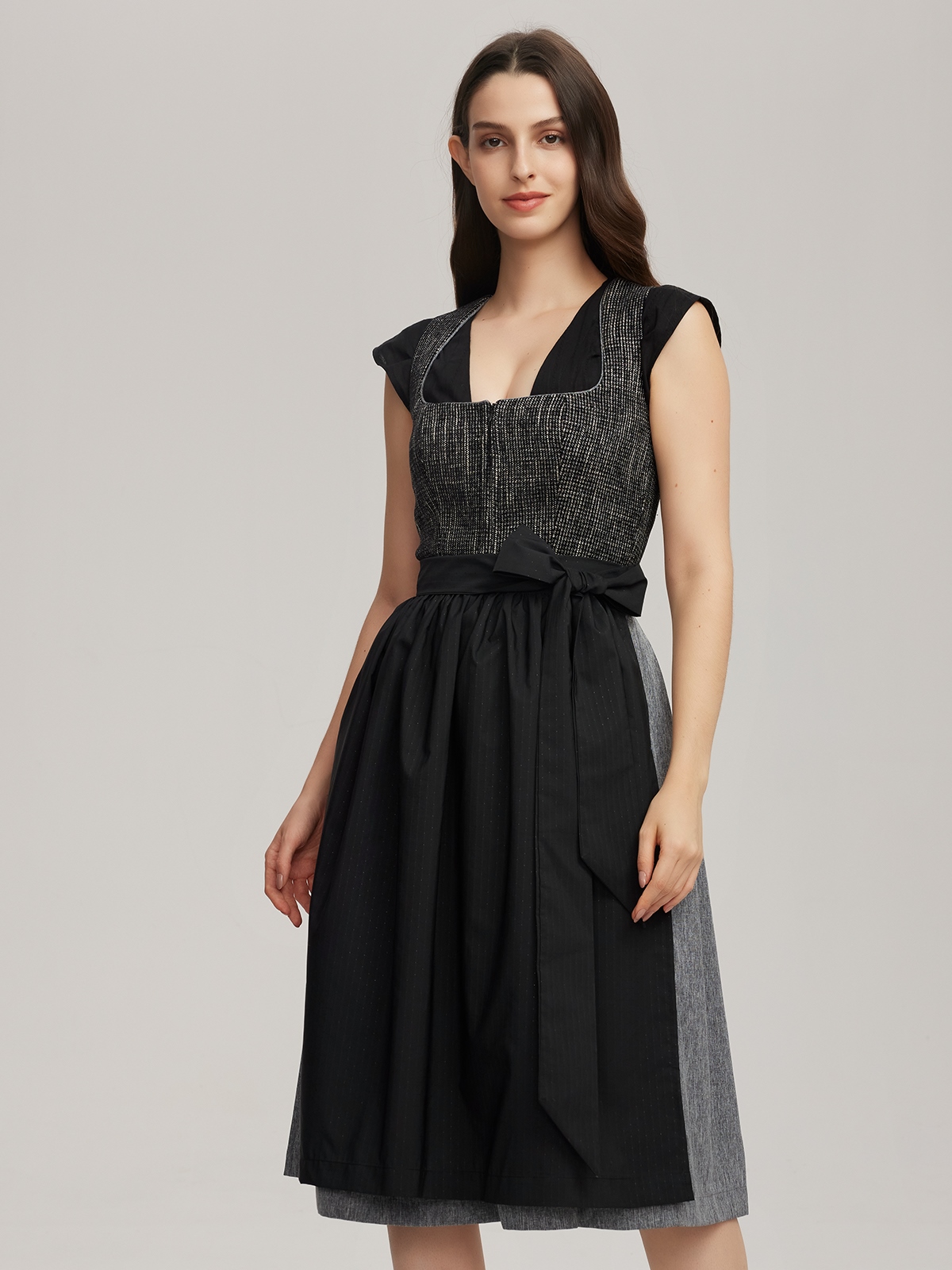 Ehreer Dirndl in Schwarz – zeitlose Eleganz