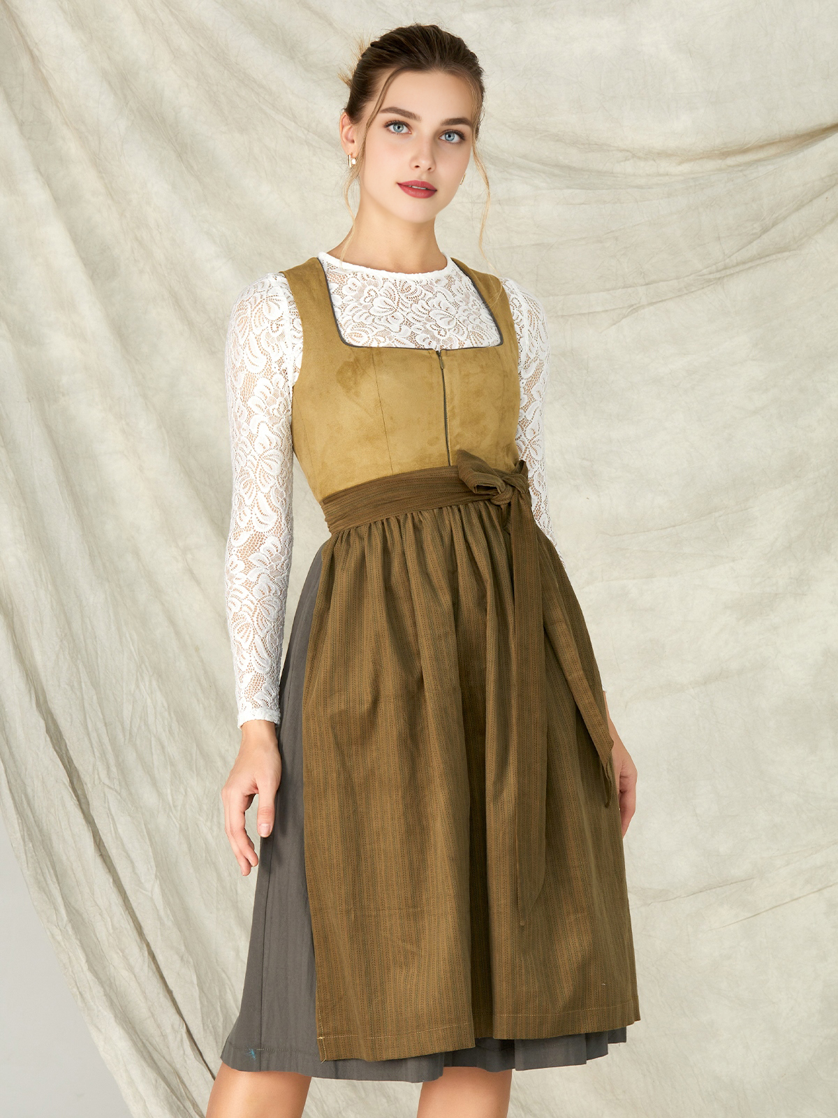 Modernes Dirndl in Grün mit traditionellen Elementen