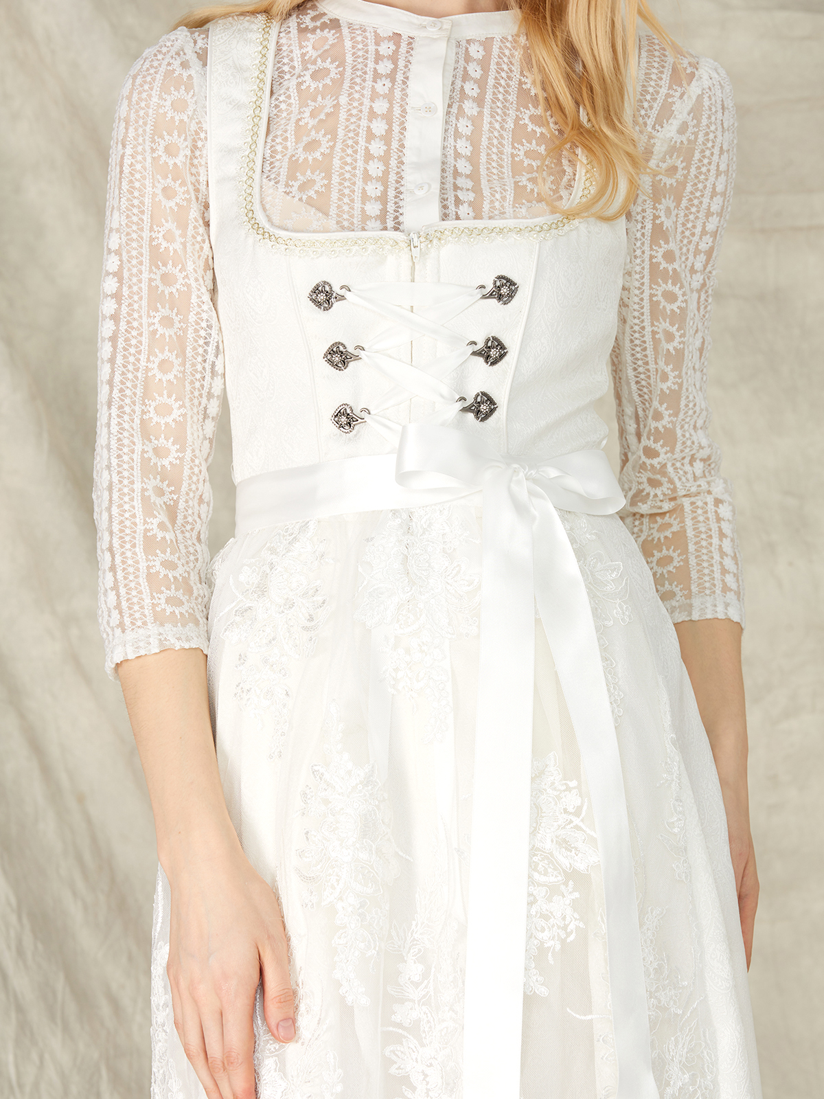 Modernes weißes Dirndl mit Spitzenverzierungen