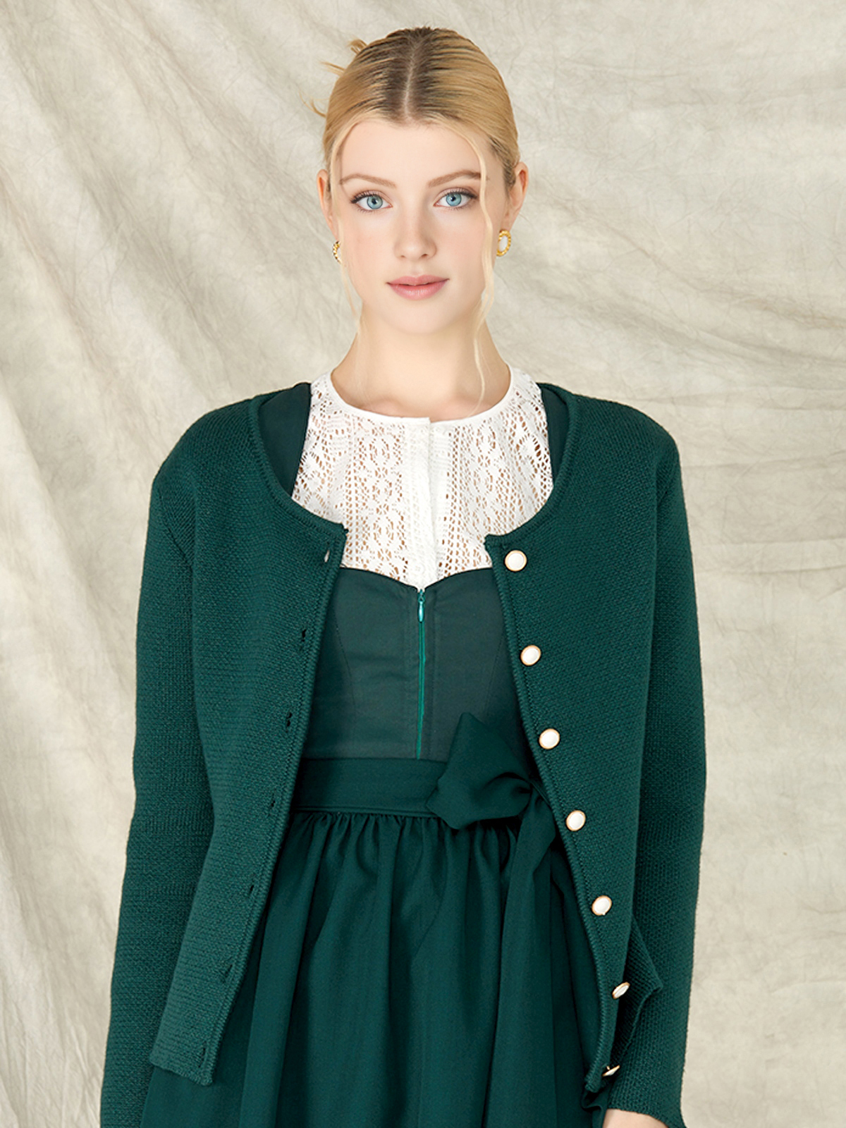 Dirndl mit Strickbluse in Grün