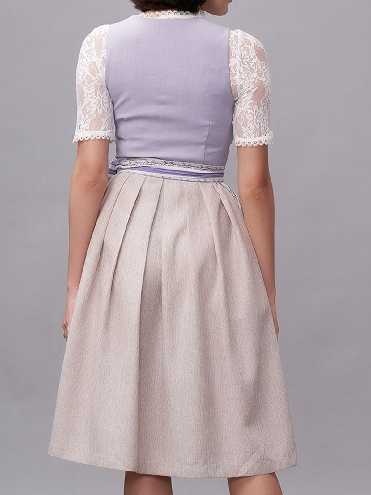 Dirndlbluse mit V-Ausschnitt und Langarm in Lila