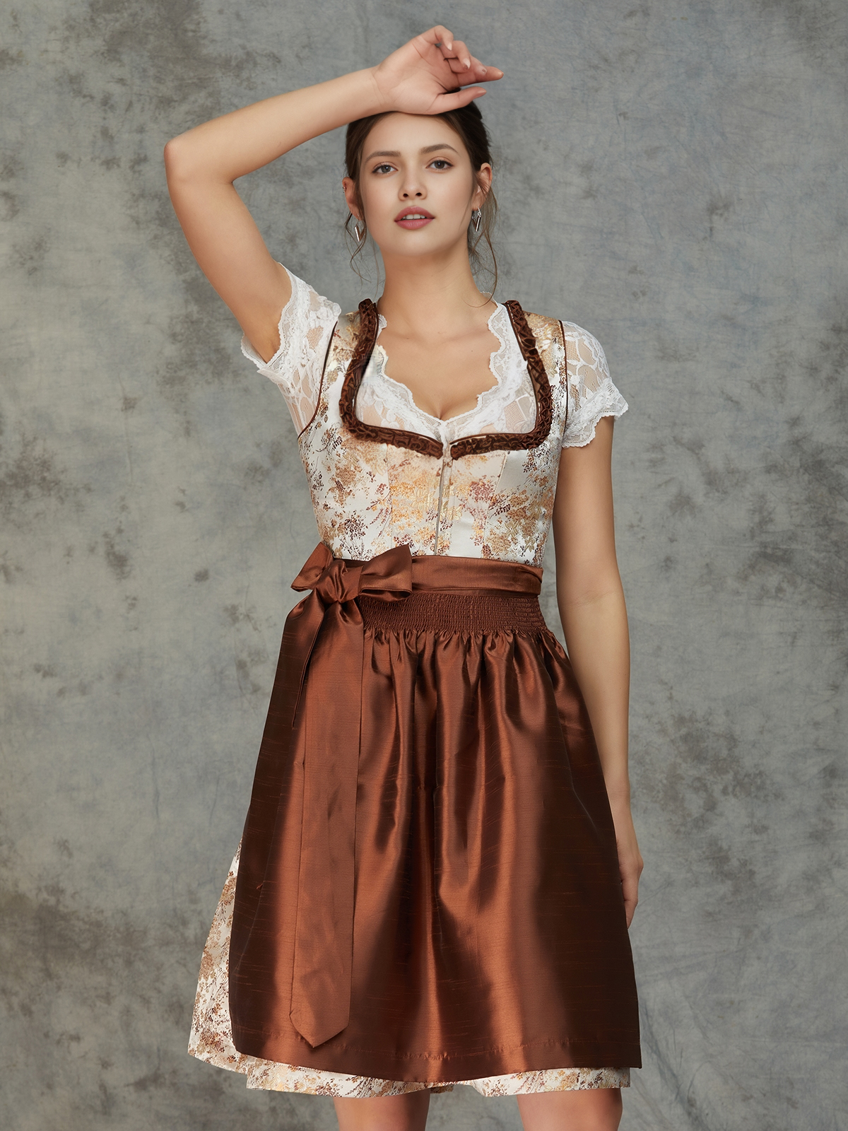 Ein gelbes Dirndl mit raffiniertem Ausschnitt – perfekt für sommerliche Festivals
