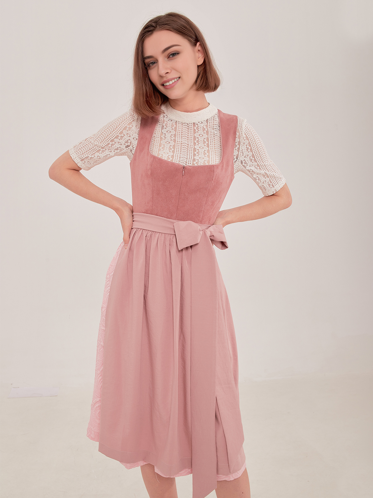 Ein elegantes helles Dirndl in Rosa – perfekt für festliche Anlässe
