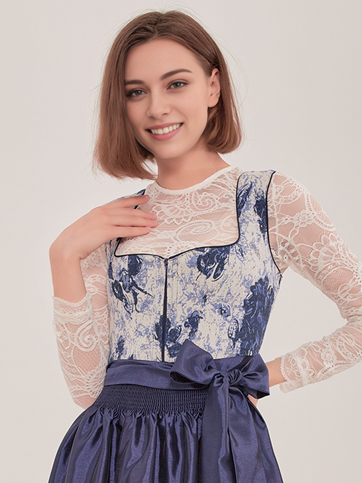 Graues Samt-Dirndl mit eleganter Bluse