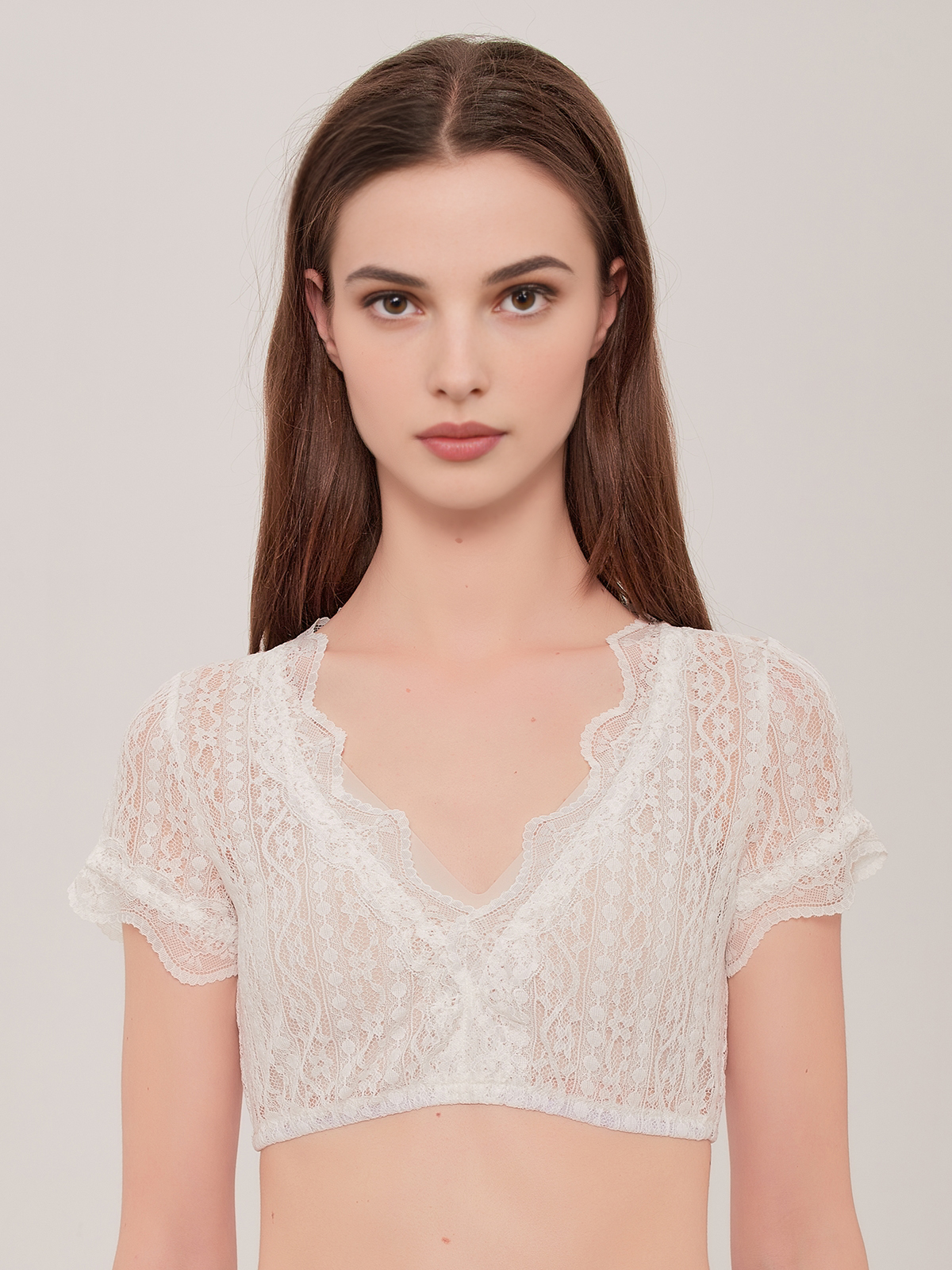 Moderne Dirndlbluse kurzarm in Weiß mit dekorativen Details