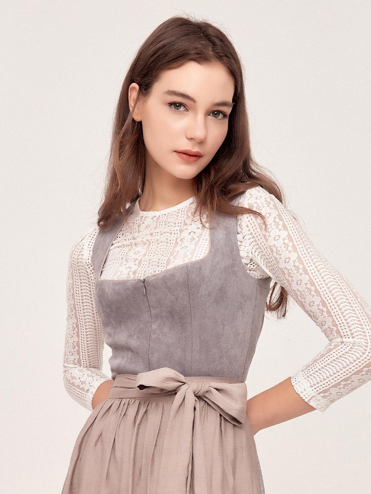 Hochwertiges graues Dirndl mit feinen Details