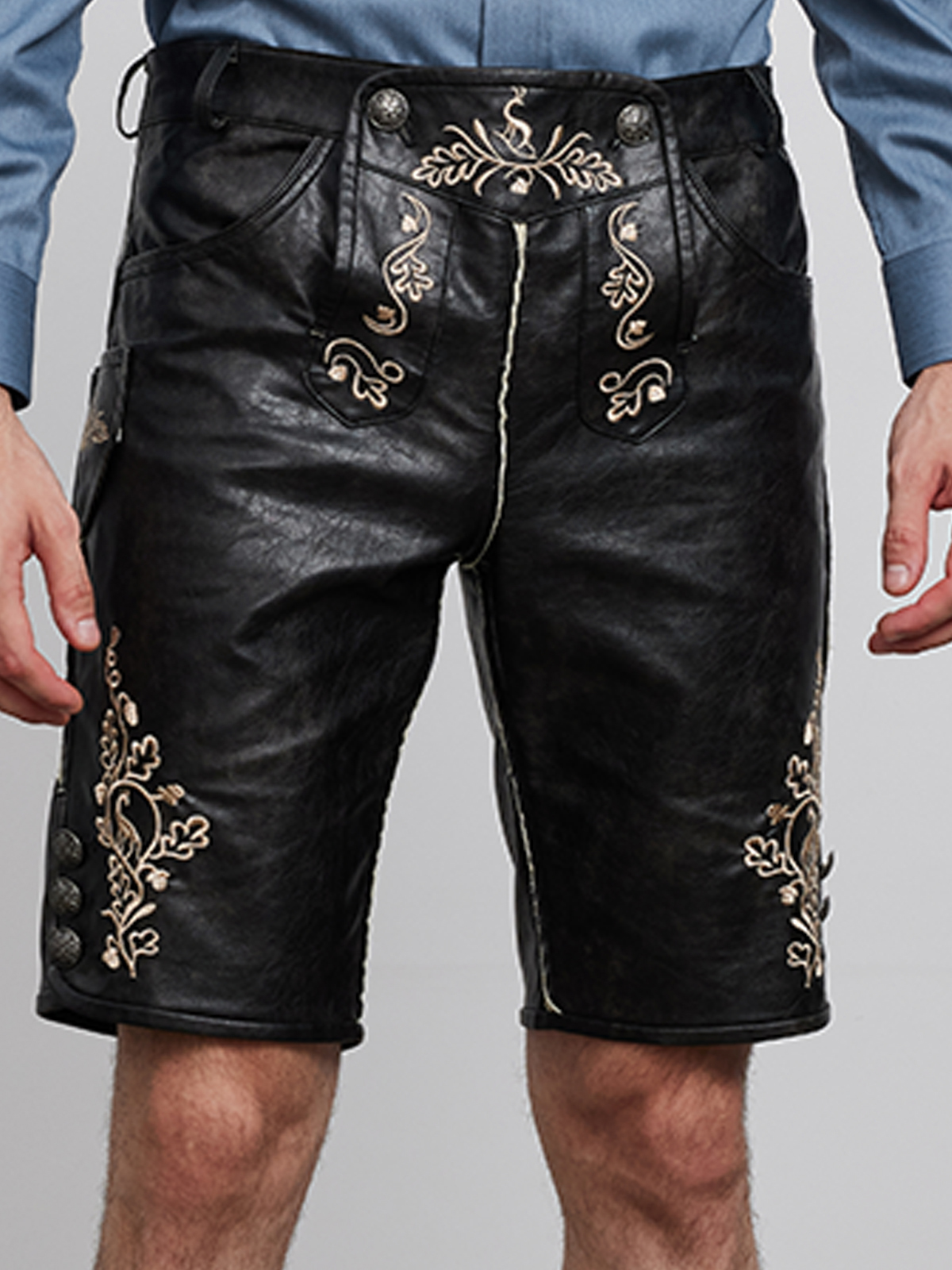 Schwarzes Stehkragenhemd mit Lederhose