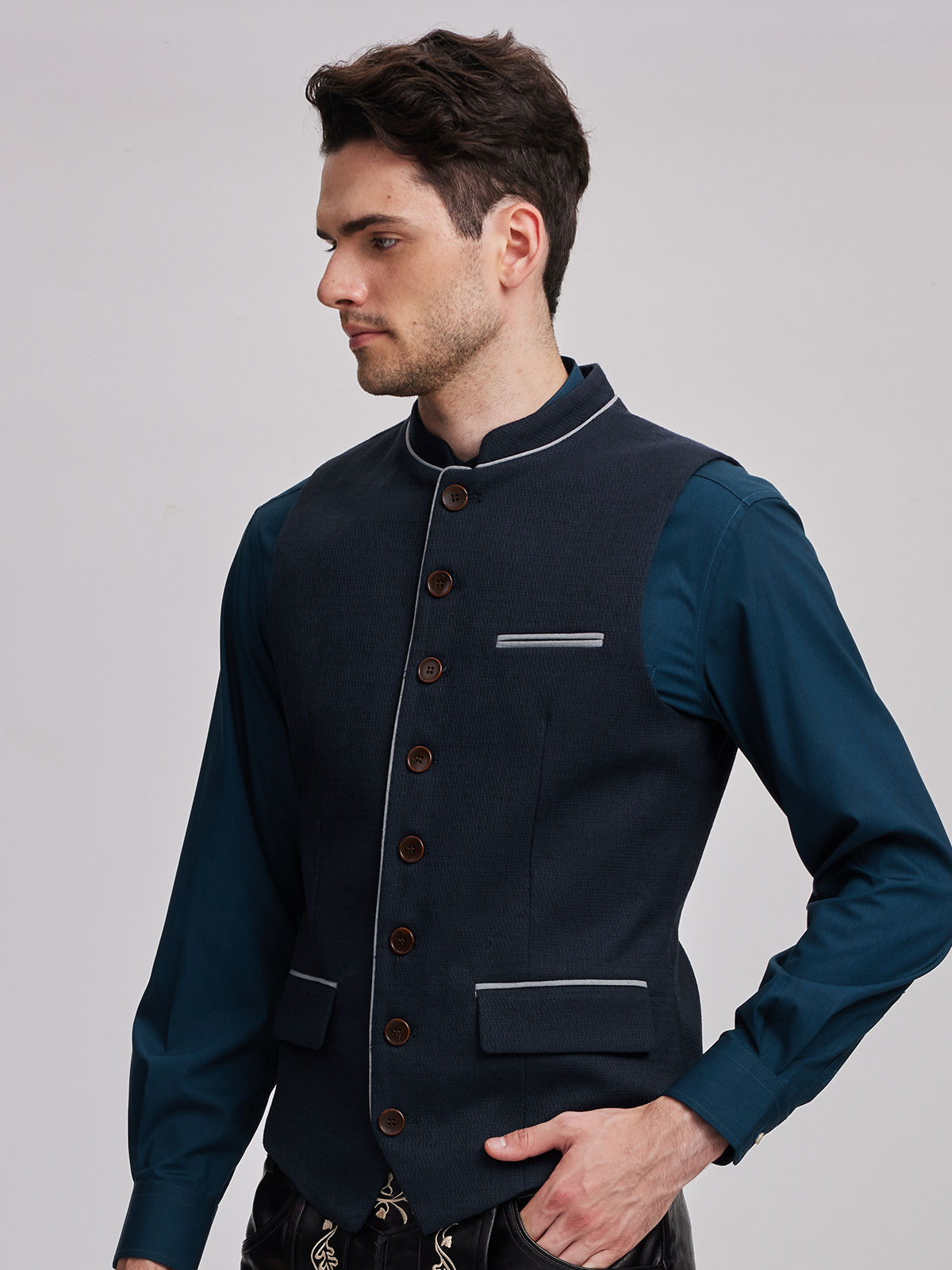 Moderne Dirndl-Variante mit blauer Weste
