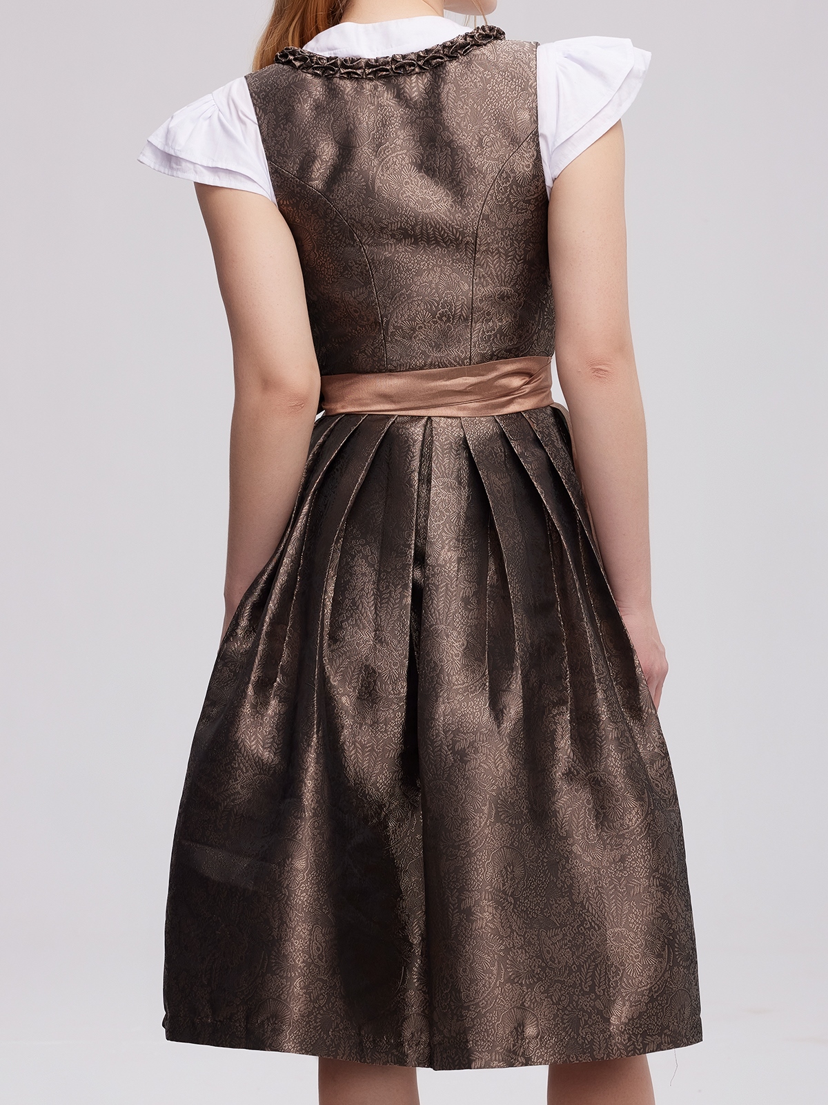 Modernes Dirndl in Braun mit figurbetonter Silhouette