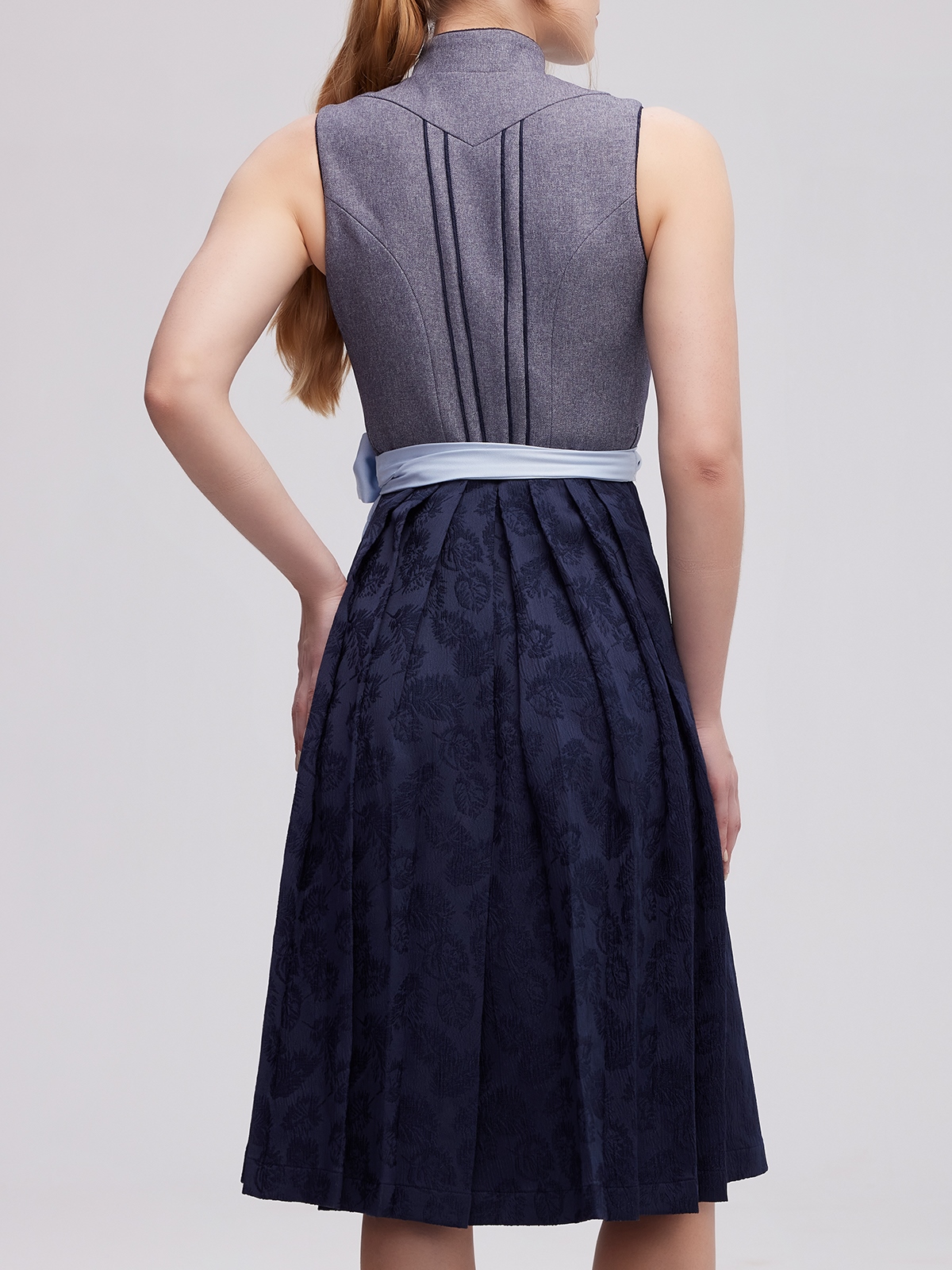 Modernes graues Dirndl mit femininem Schnitt