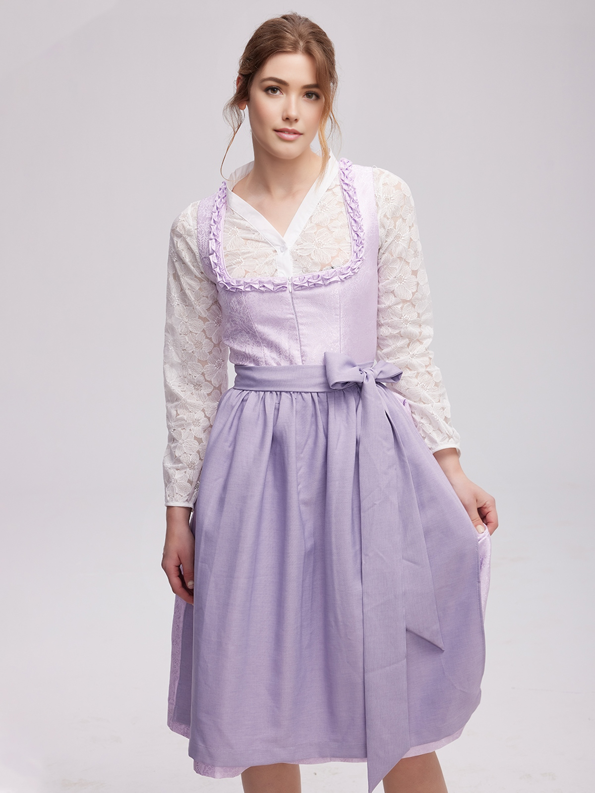 Rot-Schwarz Dirndl mit modernen Details