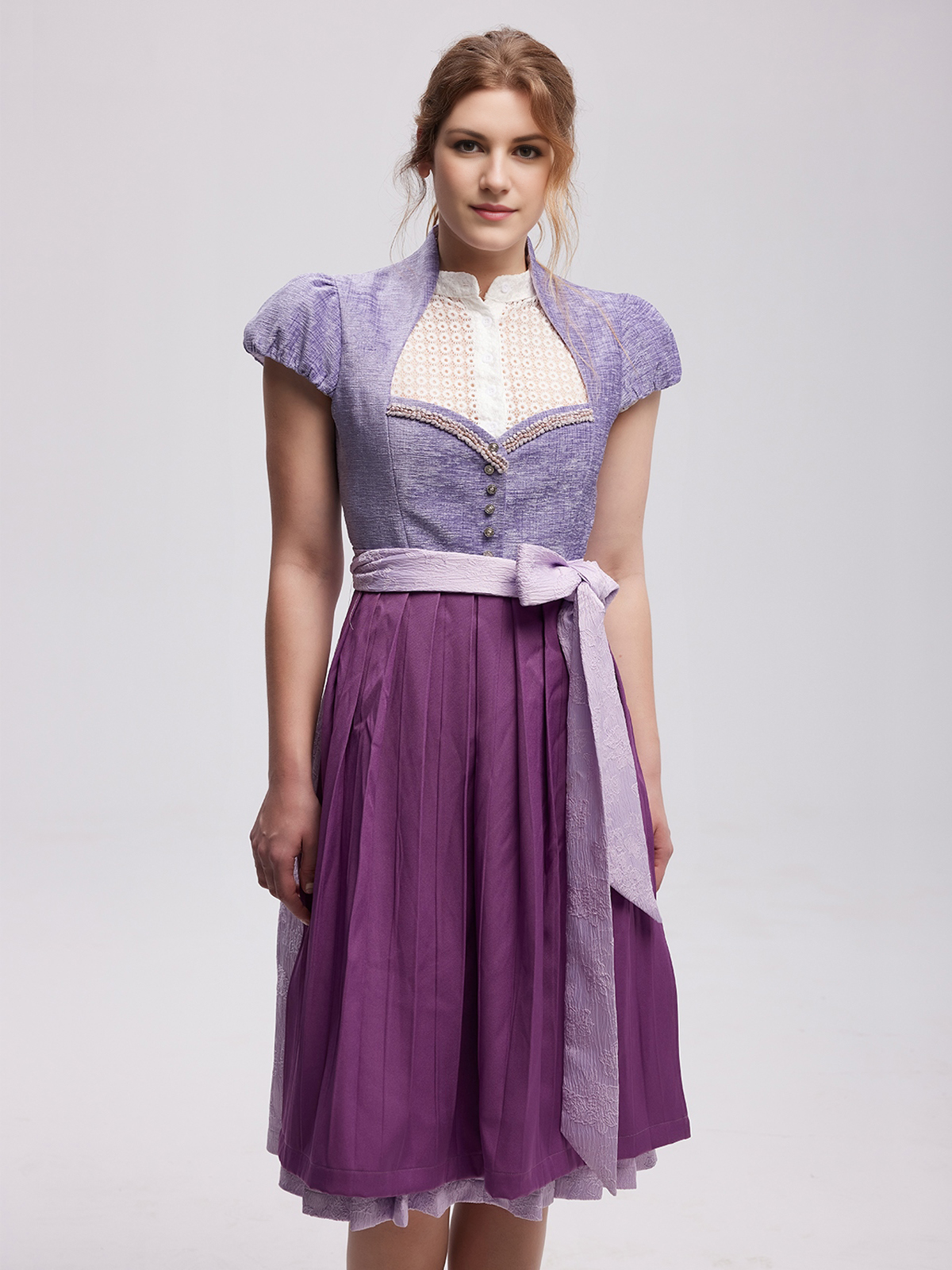 Lila Dirndl mit modernem Schnitt