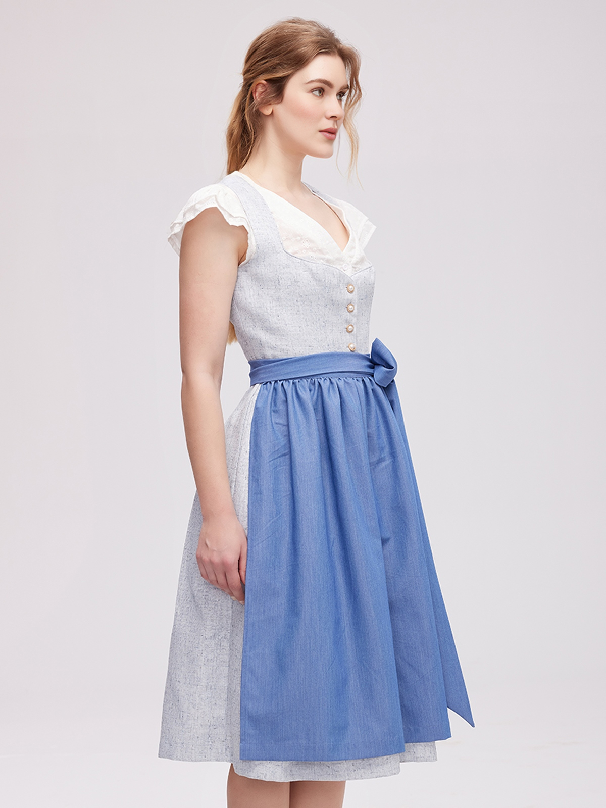 Dirndl in Blau mit traditionellem Schnitt