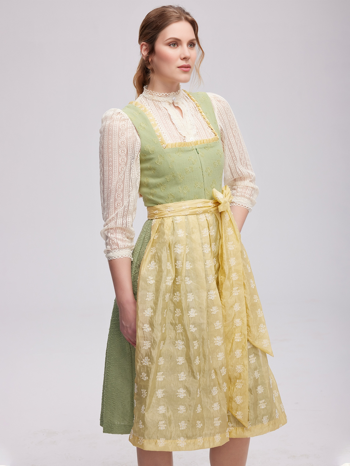 Modernes grünes Dirndl von Amuse Liebe
