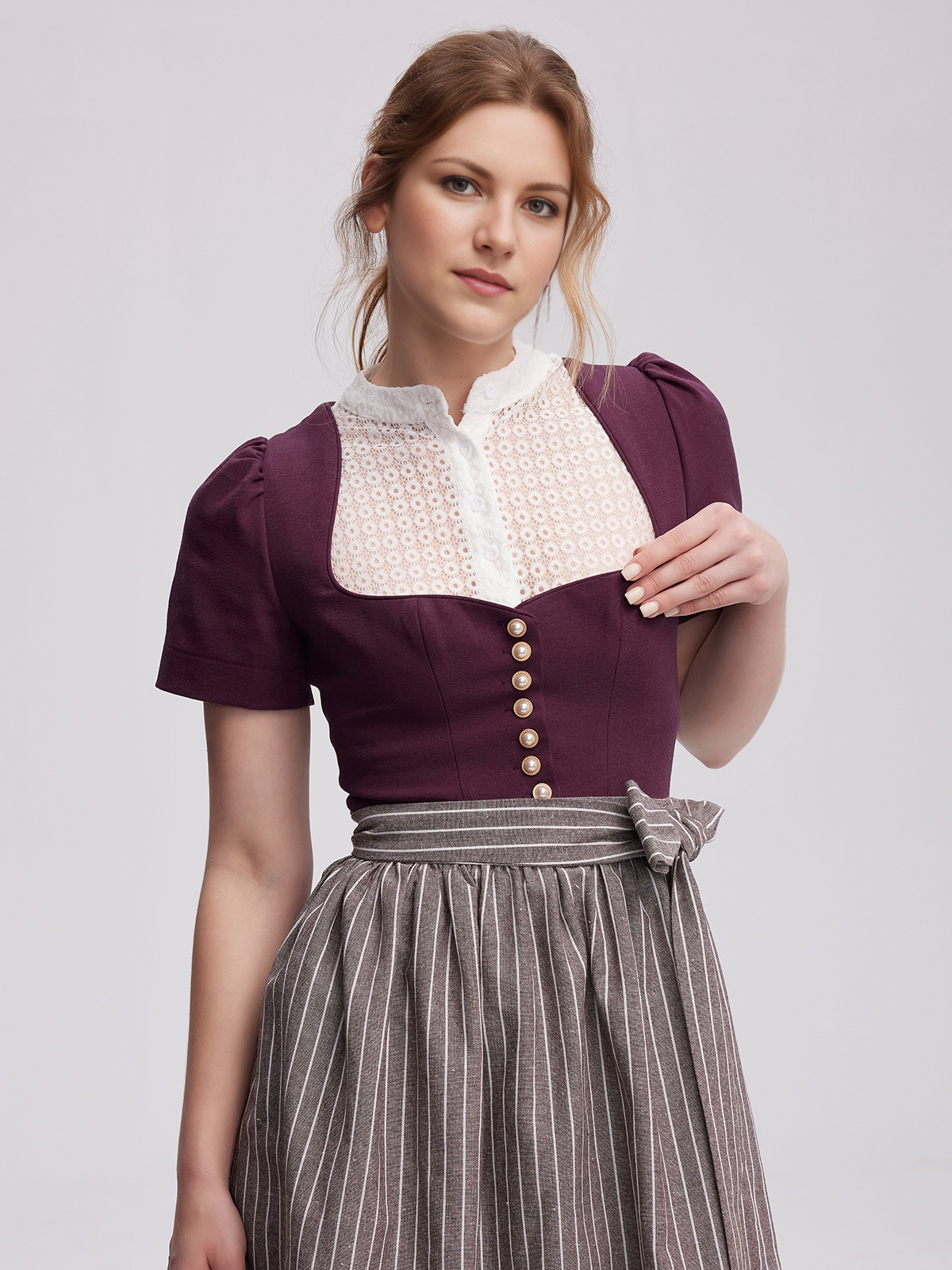 Modernes Dirndl in Lila mit schmeichelndem Schnitt