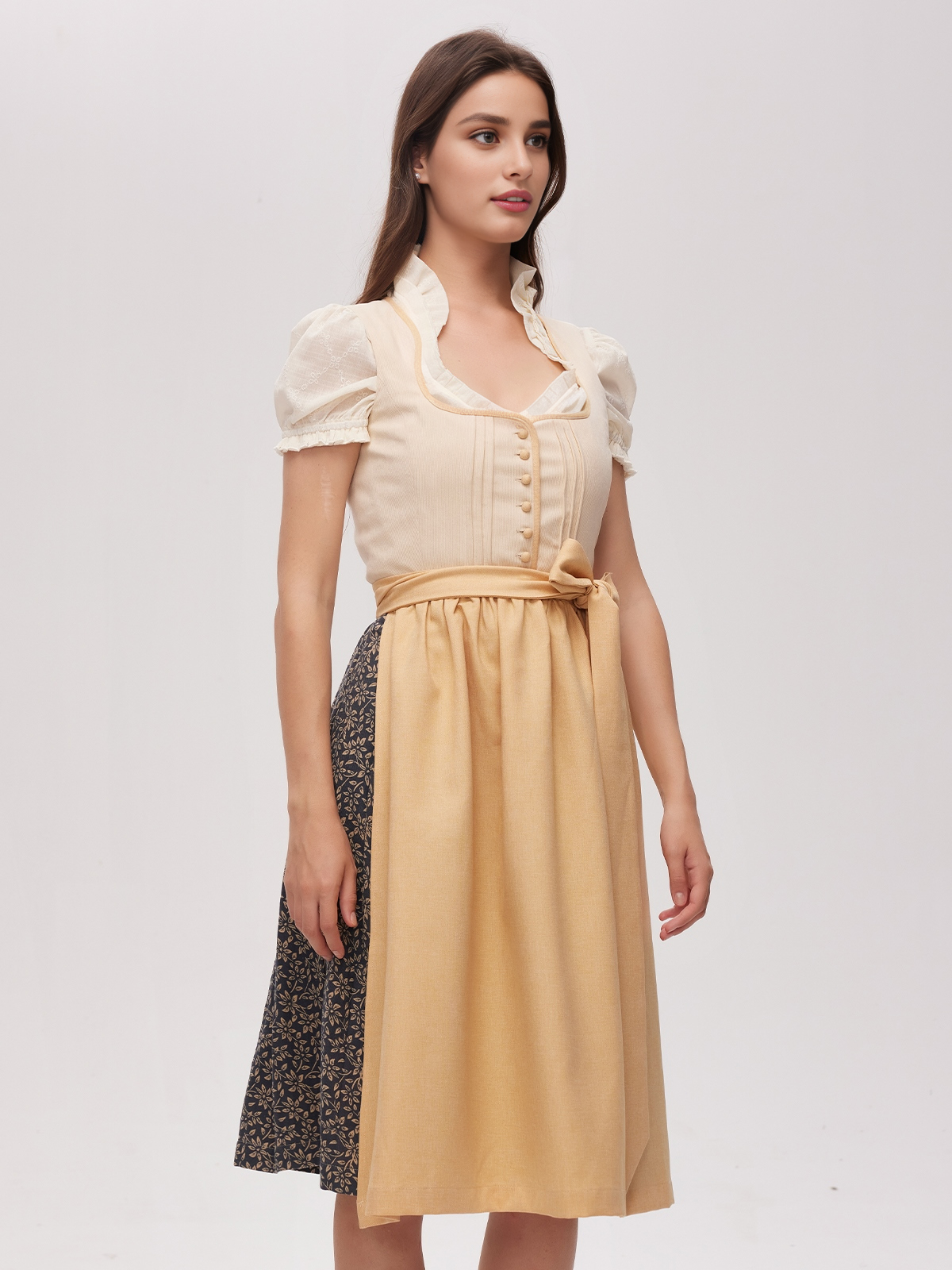 Tradition meets Modern – Das Midi-Dirndl von Ehreer