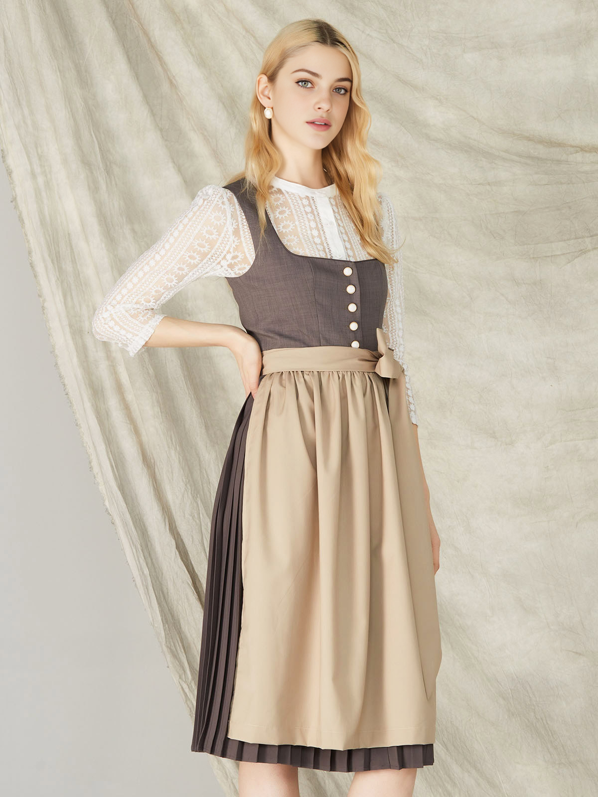 Dirndl mit grauem Stoff und dekorativem Ausschnitt