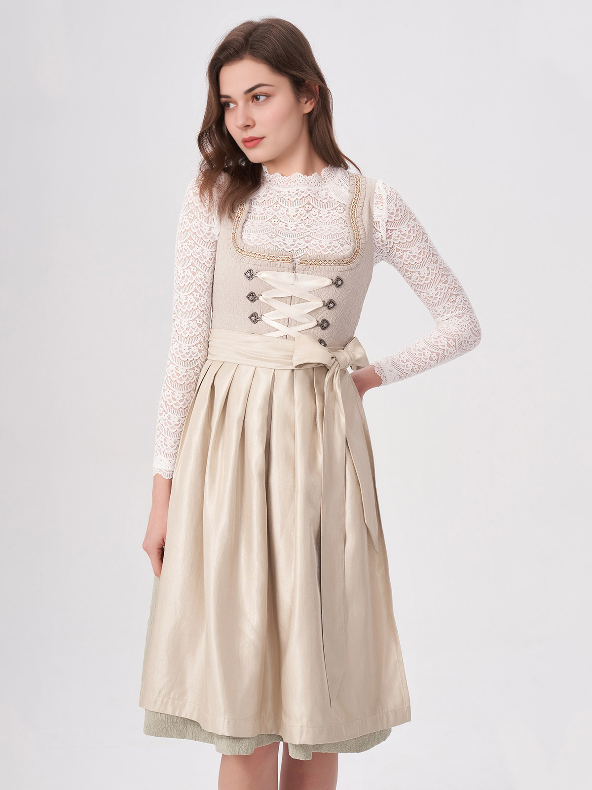 Dirndl in Beige mit passender Bluse