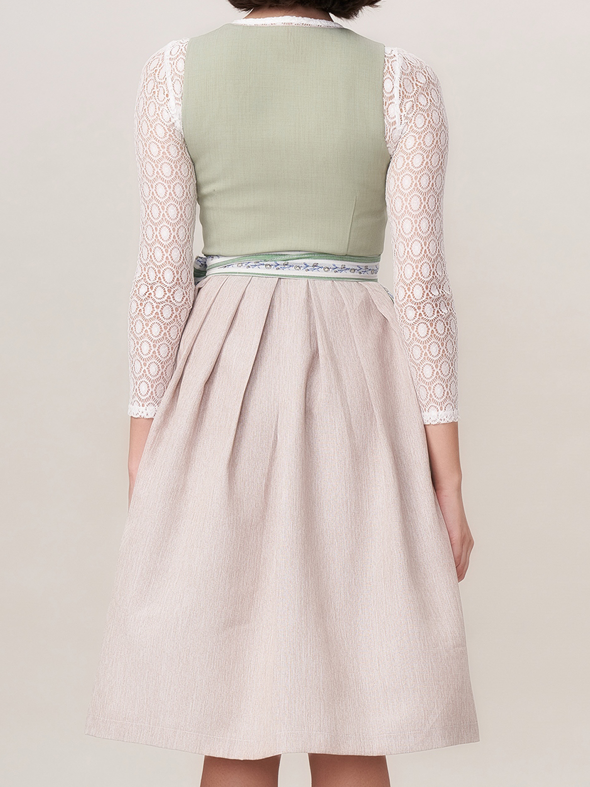 Ein modernes grünes Dirndl mit floralen Akzenten – perfekt für festliche Anlässe
