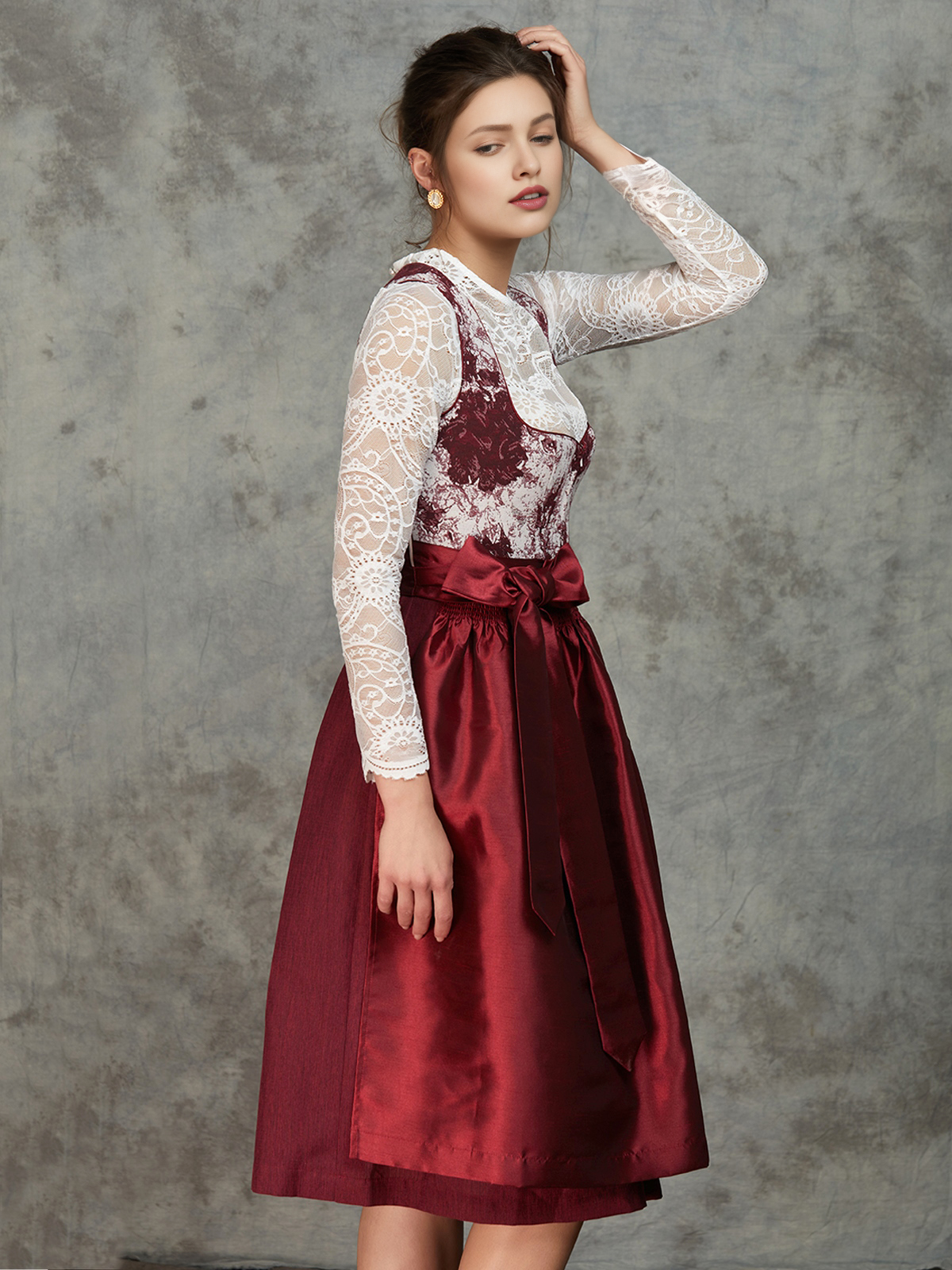 Dunkelrote Dirndl – Eleganz und Tradition vereint