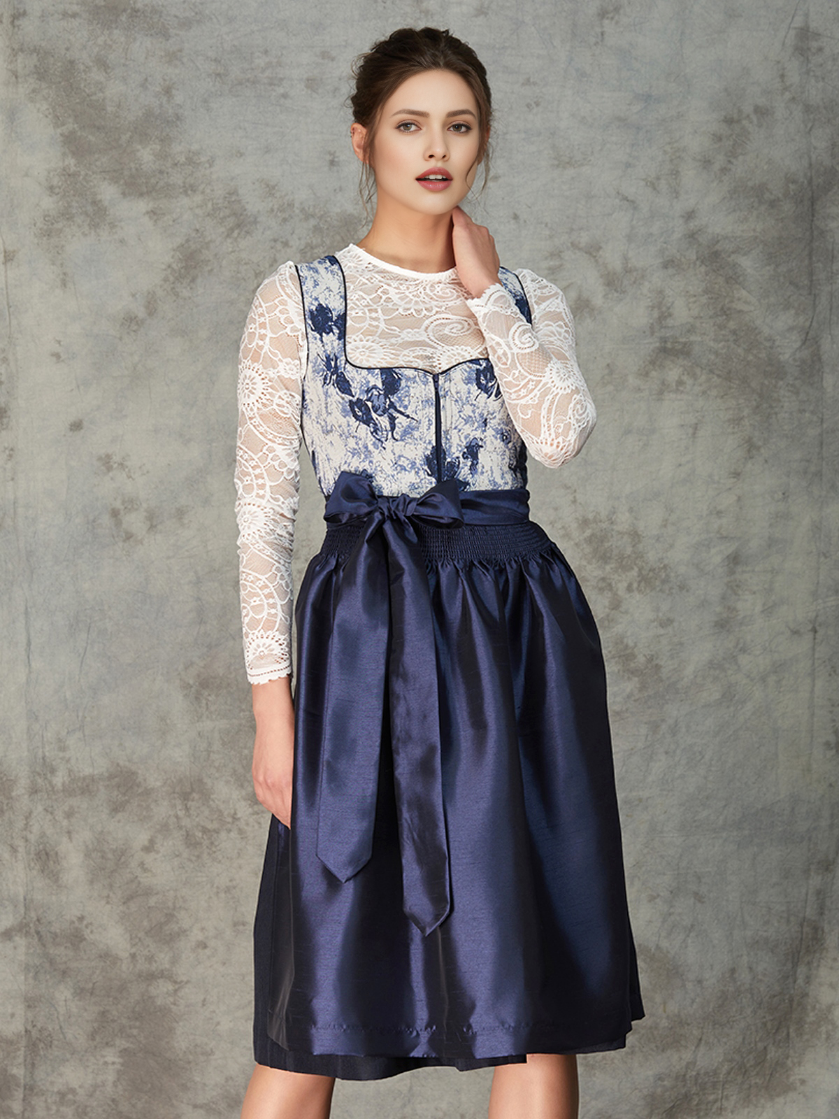 Ein hellgrünes Dirndl mit blumigen Akzenten