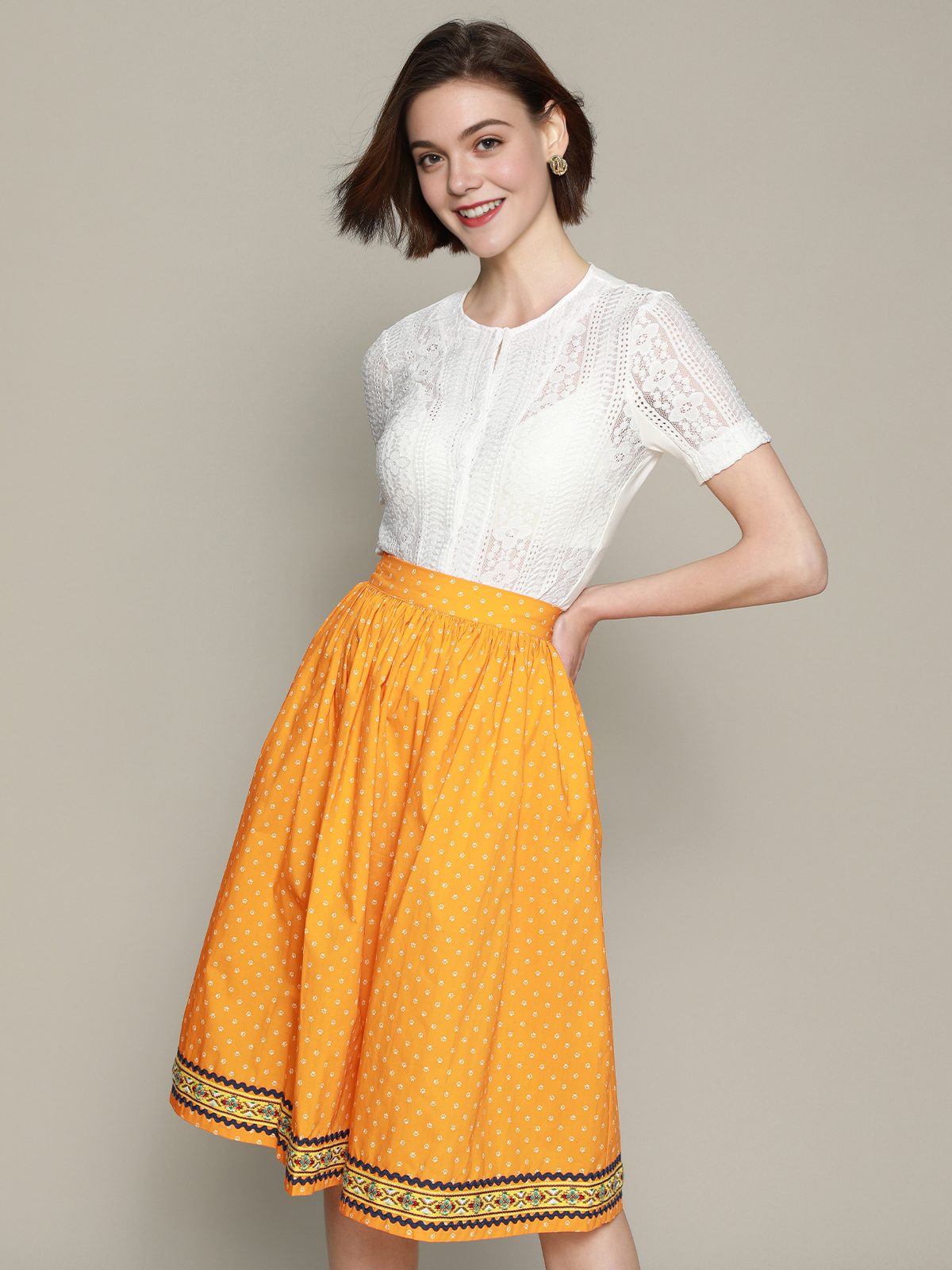 Modernes Dirndl mit geradem Ausschnitt