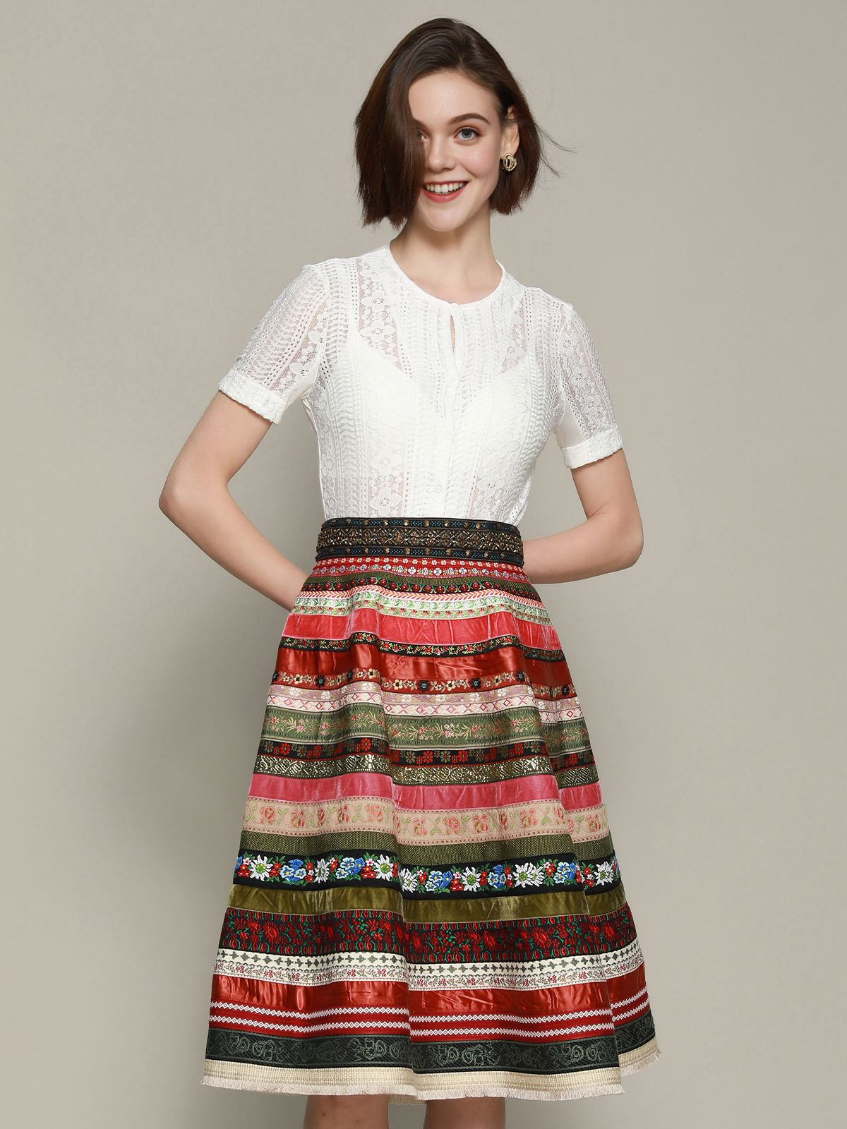 Grünes Samt-Dirndl mit traditionellem Design