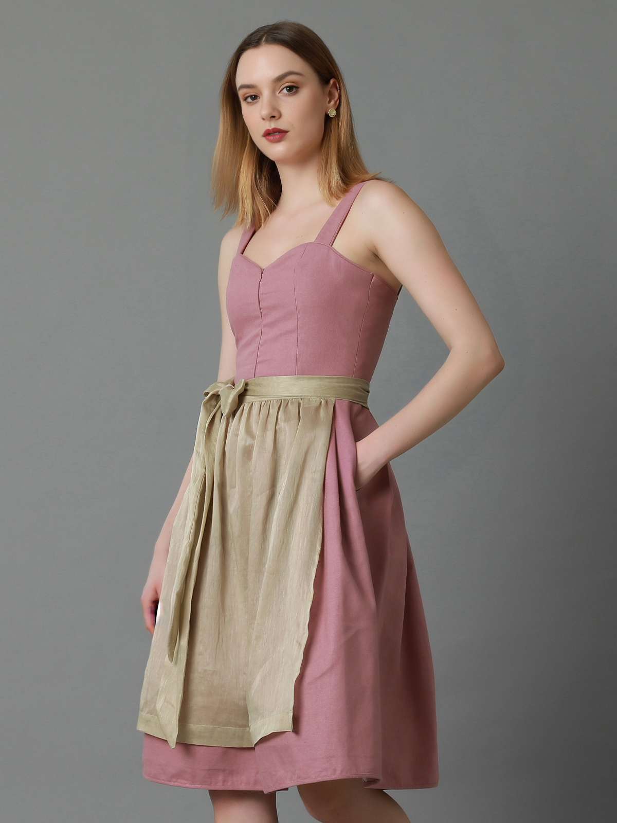 Stylisches weißes Herrenhemd mit rosa Dirndl