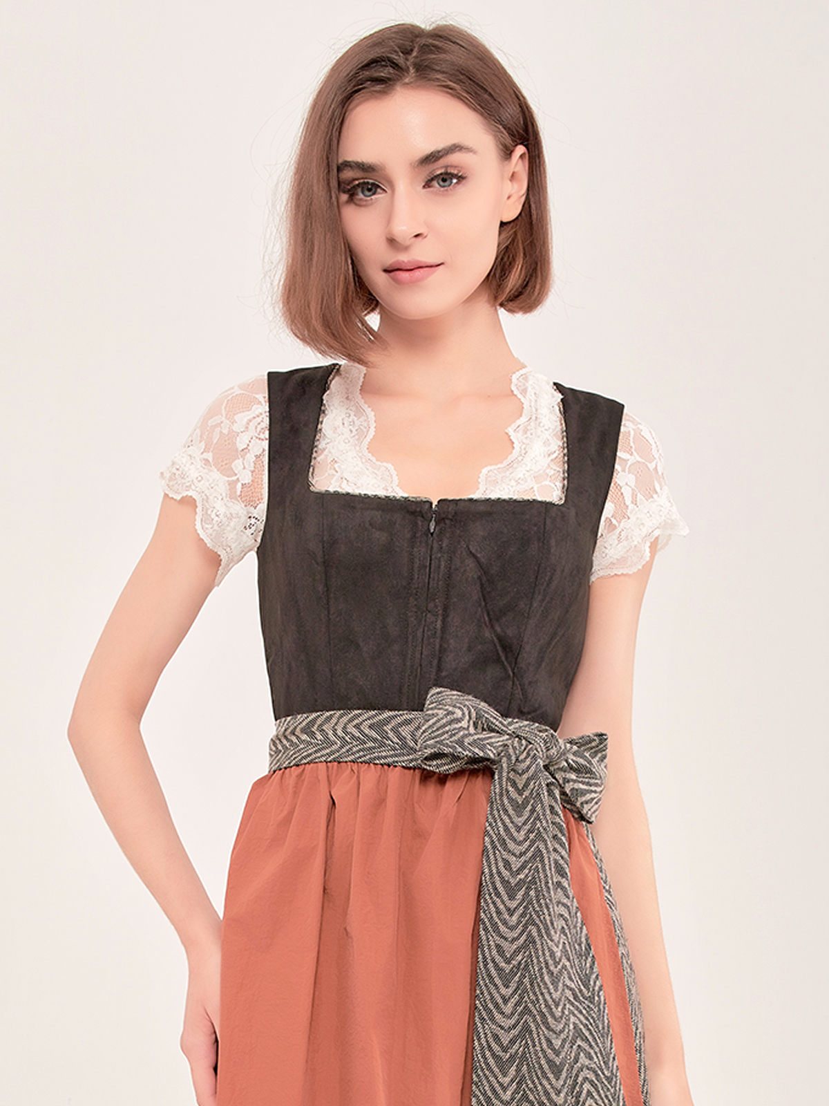 Elegantes SamtDirndl in Schwarz