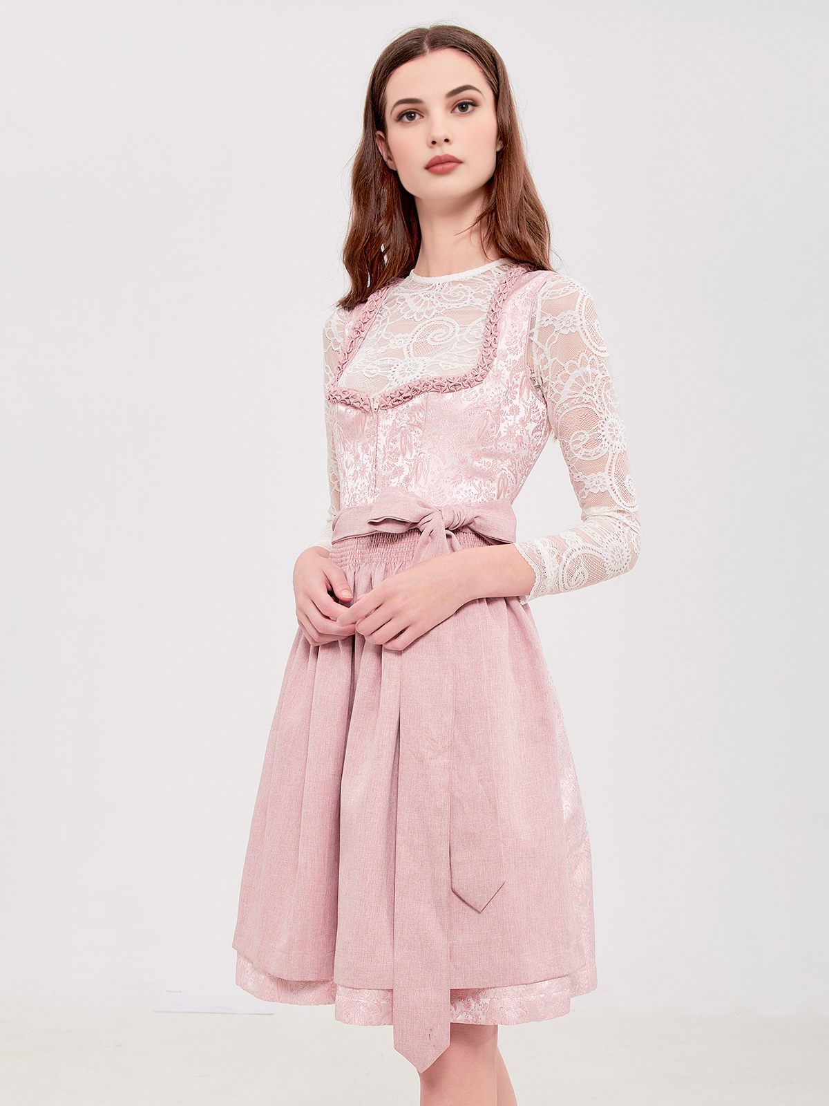 Dirndl Babyblau in zartem Rosa-Akzent