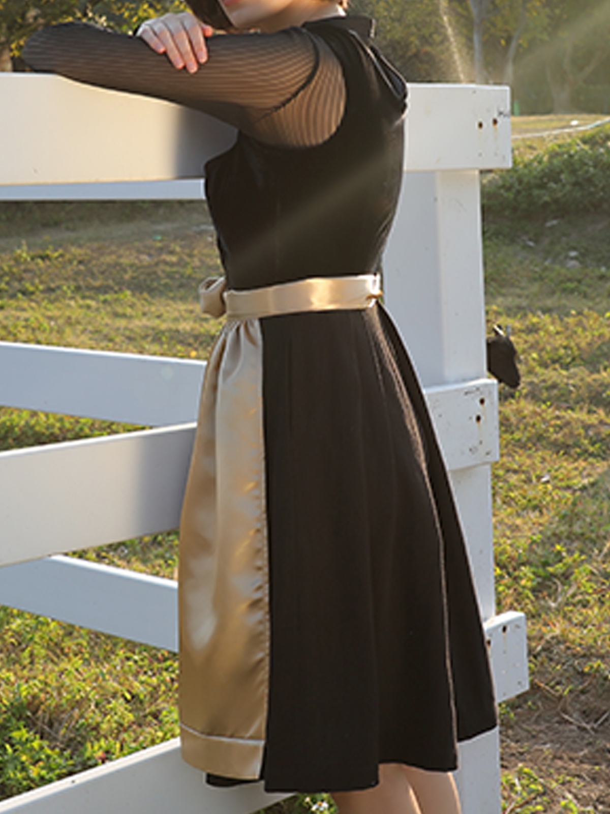 Modernes Dirndl in schlichtem Design
