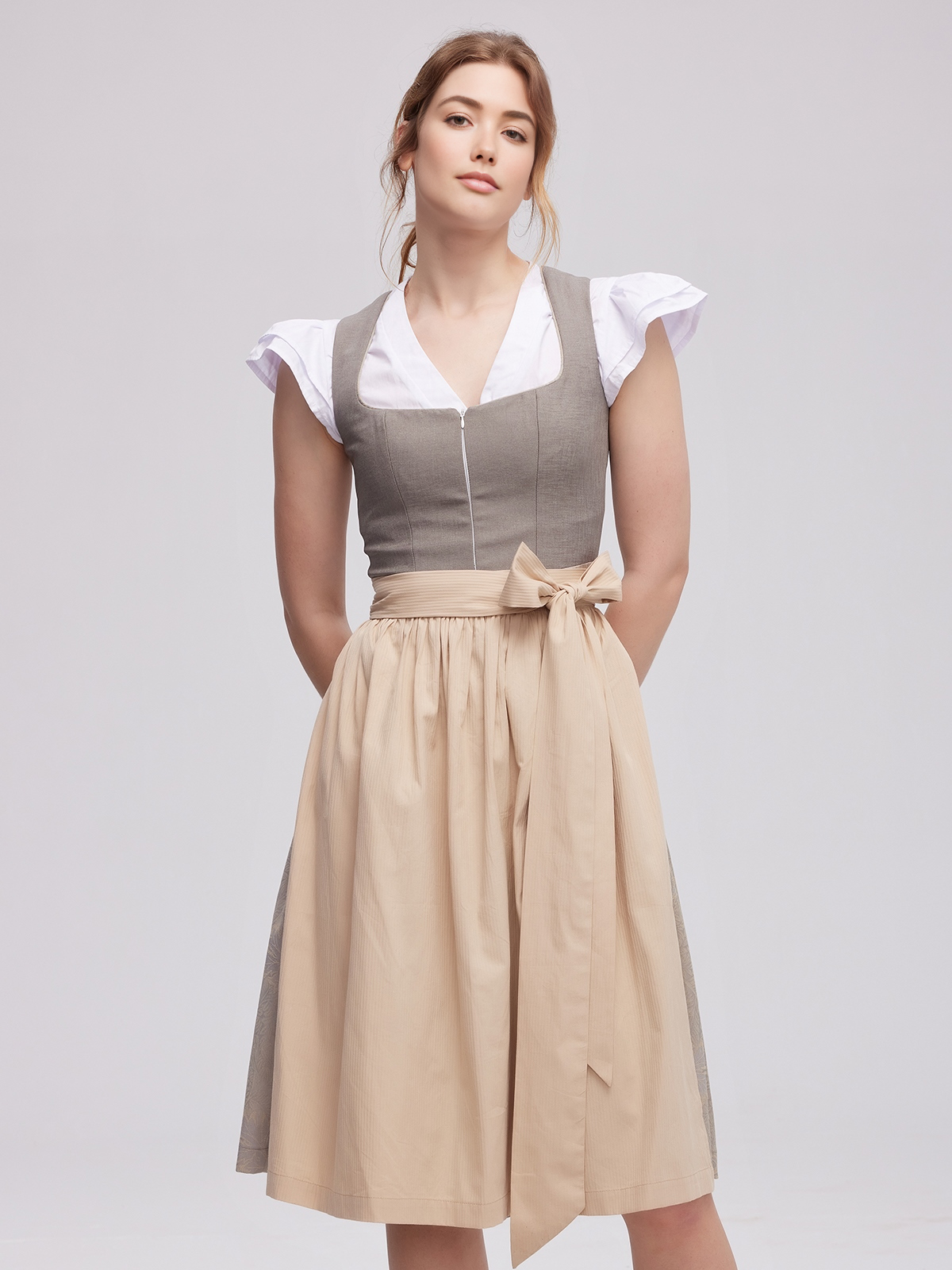 Modernes graues Dirndl mit floralen Details