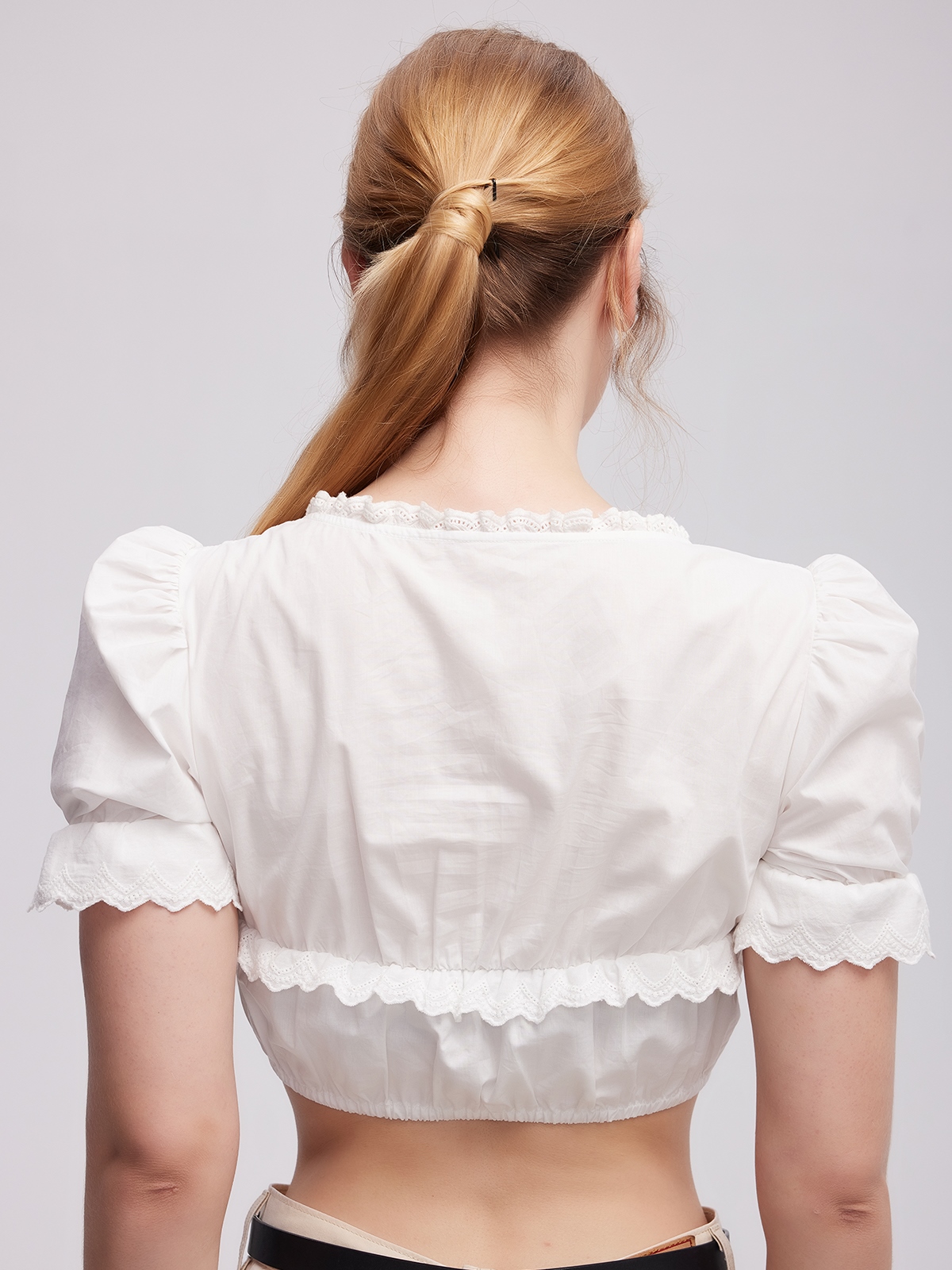 Dirndlbluse in Weiß – perfekt zu dunkelgrünen Dirndln