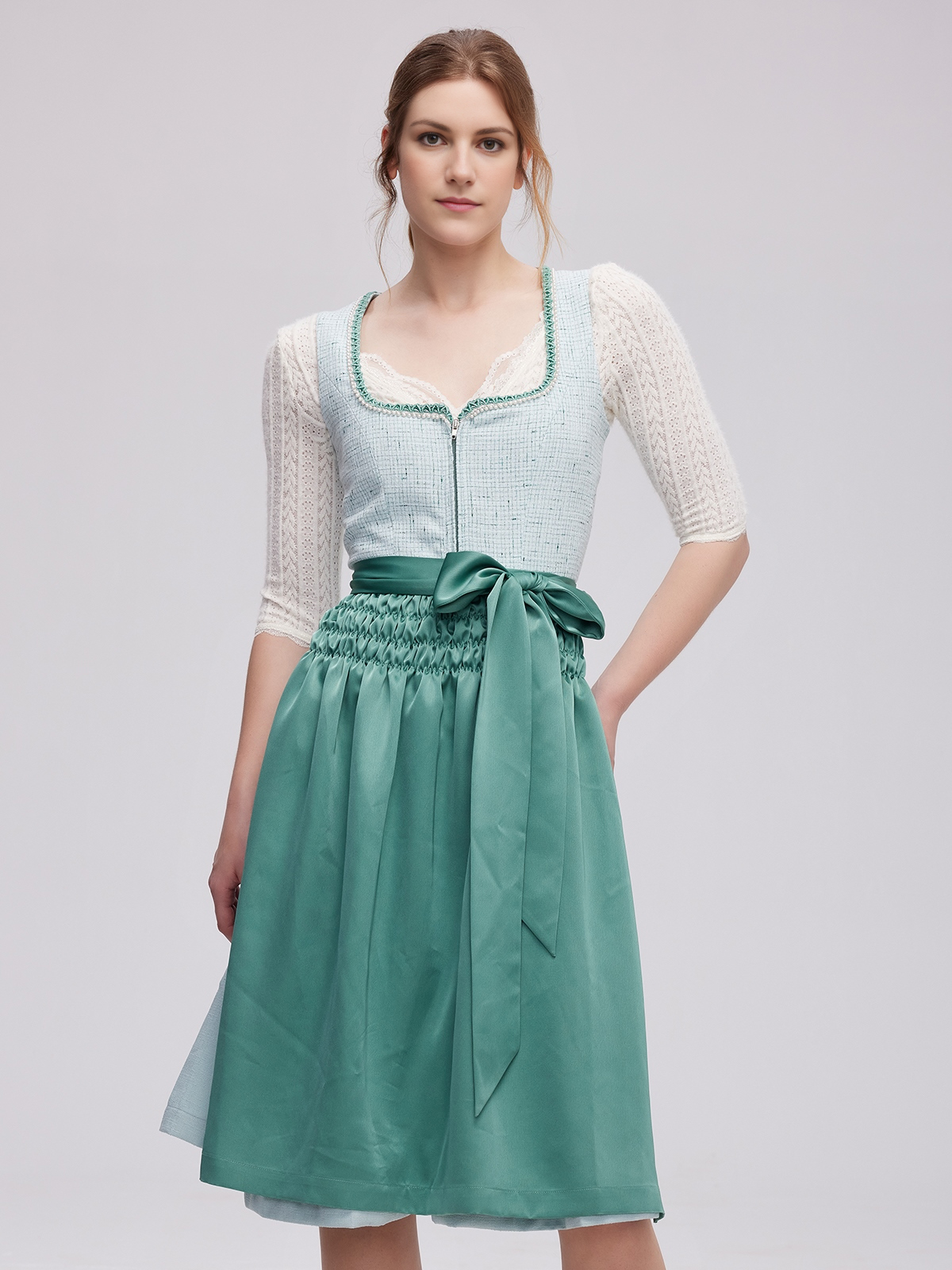 Ein modernes grünes Dirndl mit floralen Details
