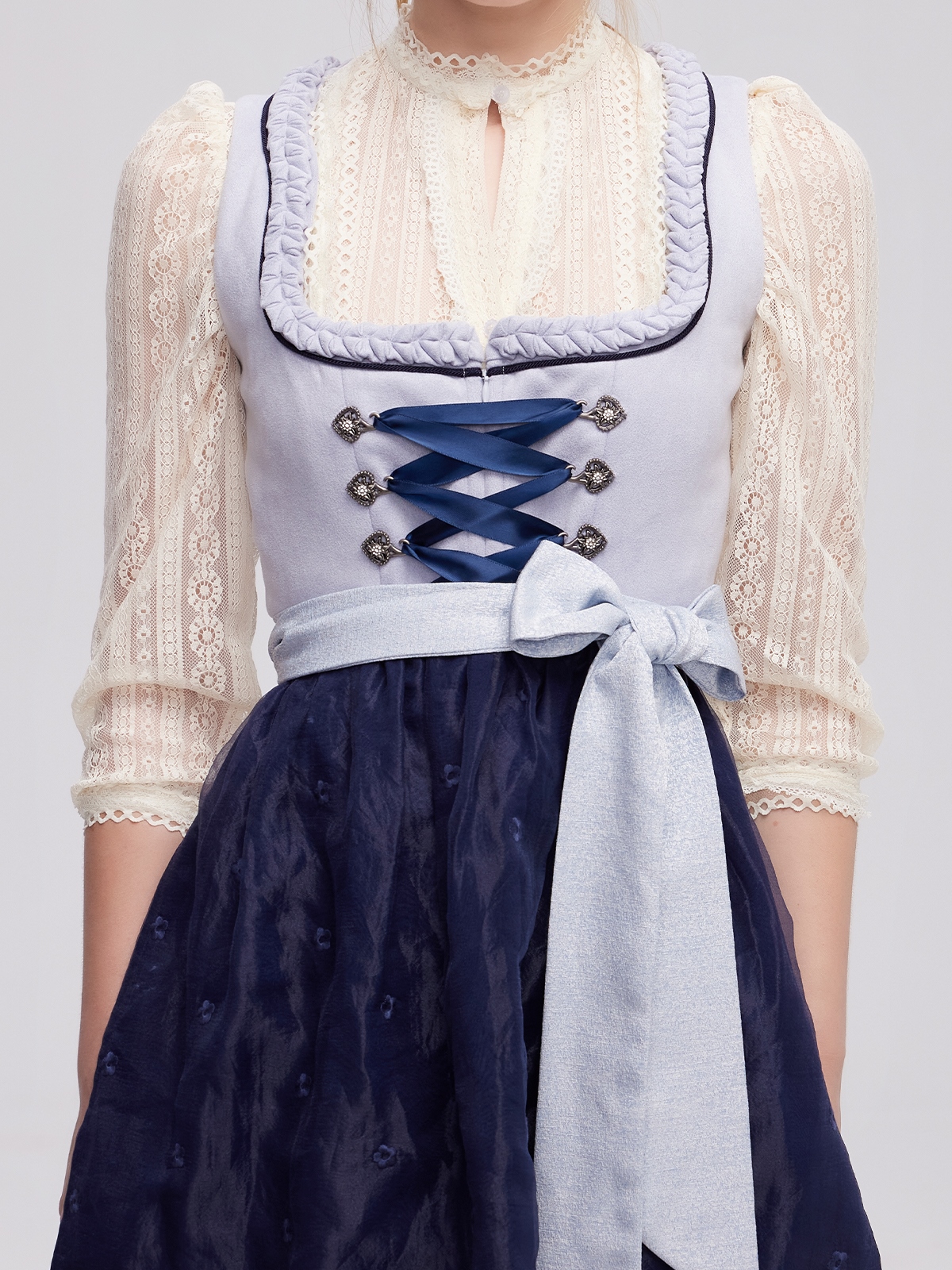 Dirndl in Blau mit modernem Schnitt