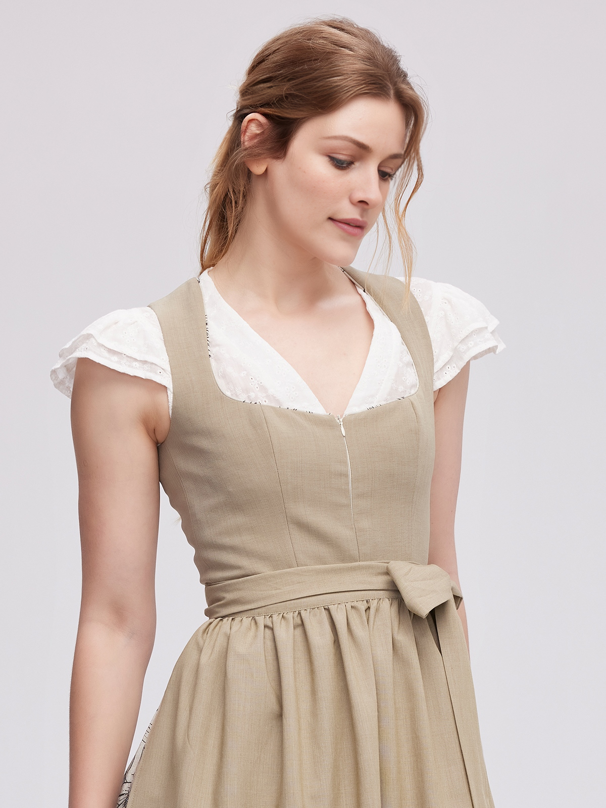 Modernes Dirndl Grün in urbanem Setting