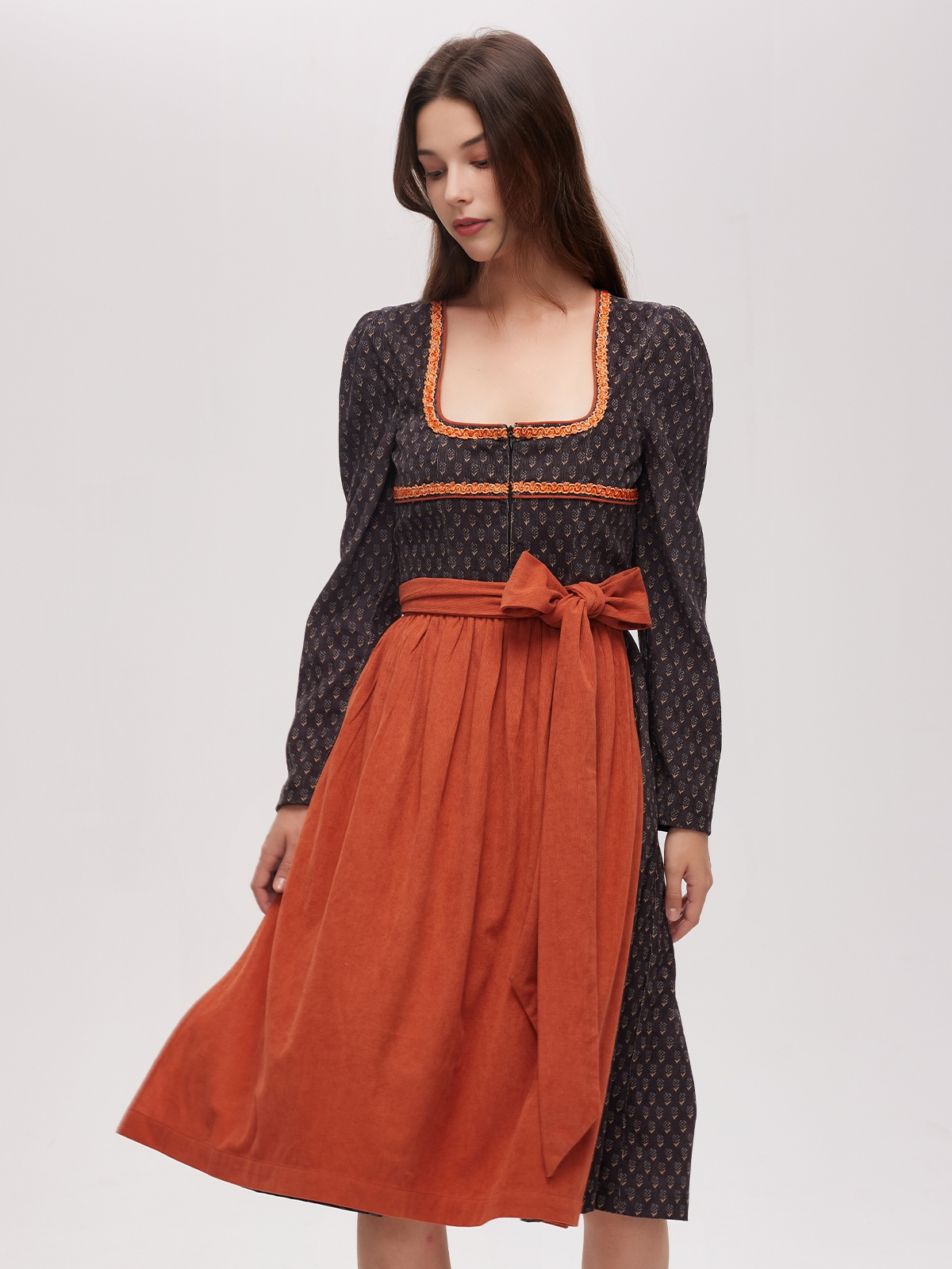 Elegantes blaues Dirndl mit floralen Details