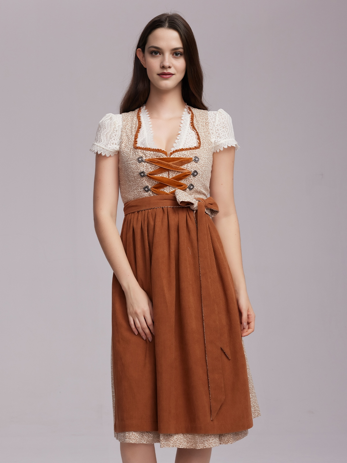 Dirndl in Braun mit eleganter Bluse
