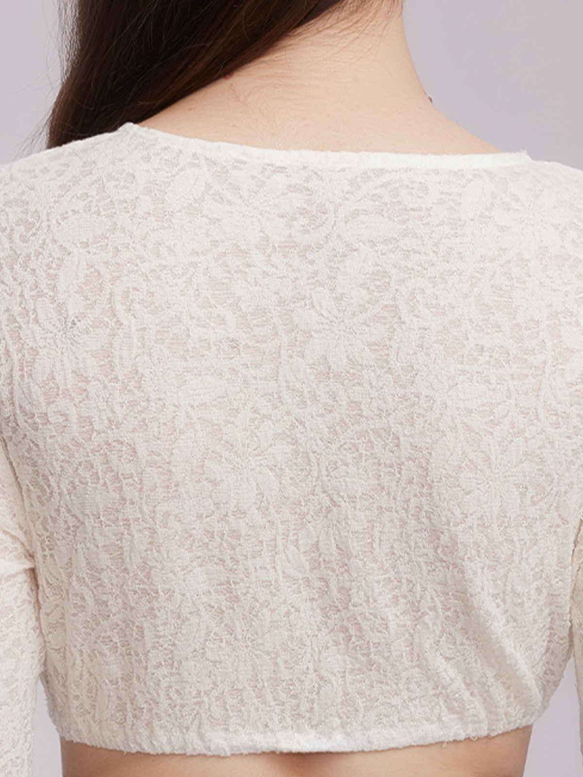 Modernes Dirndl in Weiß mit Spitzenverzierung