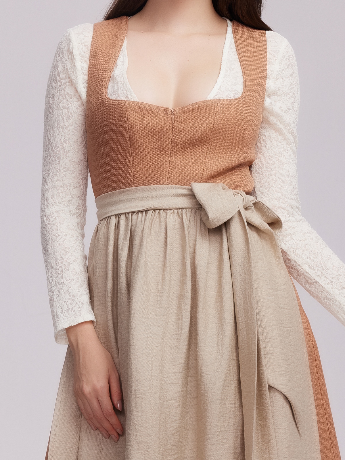 Modernes pinkes Dirndl mit eleganter Silhouette